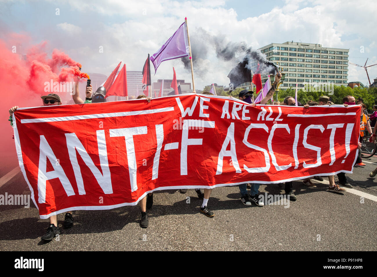 London, Großbritannien. 14. Juli 2018. Antifaschisten halten Rauch Granaten wie Sie März über die Westminster Bridge der rechtsextremen "Freien Tommy' (Robinson) und Trump Anhänger '' Willkommen Märsche Trump' zu erheben. Es gab einige Auseinandersetzungen, wie die anti-faschistischen März wurde von Freien Tommy Anhänger am Rande des Parliament Square angegriffen. Credit: Mark Kerrison/Alamy leben Nachrichten Stockfoto