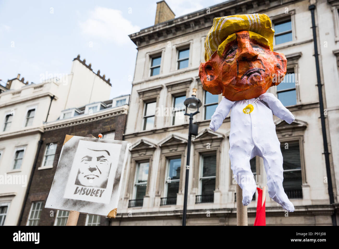 London, Großbritannien. 14. Juli 2018. Antirassistinnen halten stützen würde. Präsident Donald Trump an einer Einheit Rallye um bis zu Rassismus im Protest gegen die freien Tommy März stehen die Anhänger des ehemaligen English Defence League leader Tommy Robinson und gegen den Besuch in Großbritannien durch US-Präsident Donald Trump organisiert. Credit: Mark Kerrison/Alamy leben Nachrichten Stockfoto