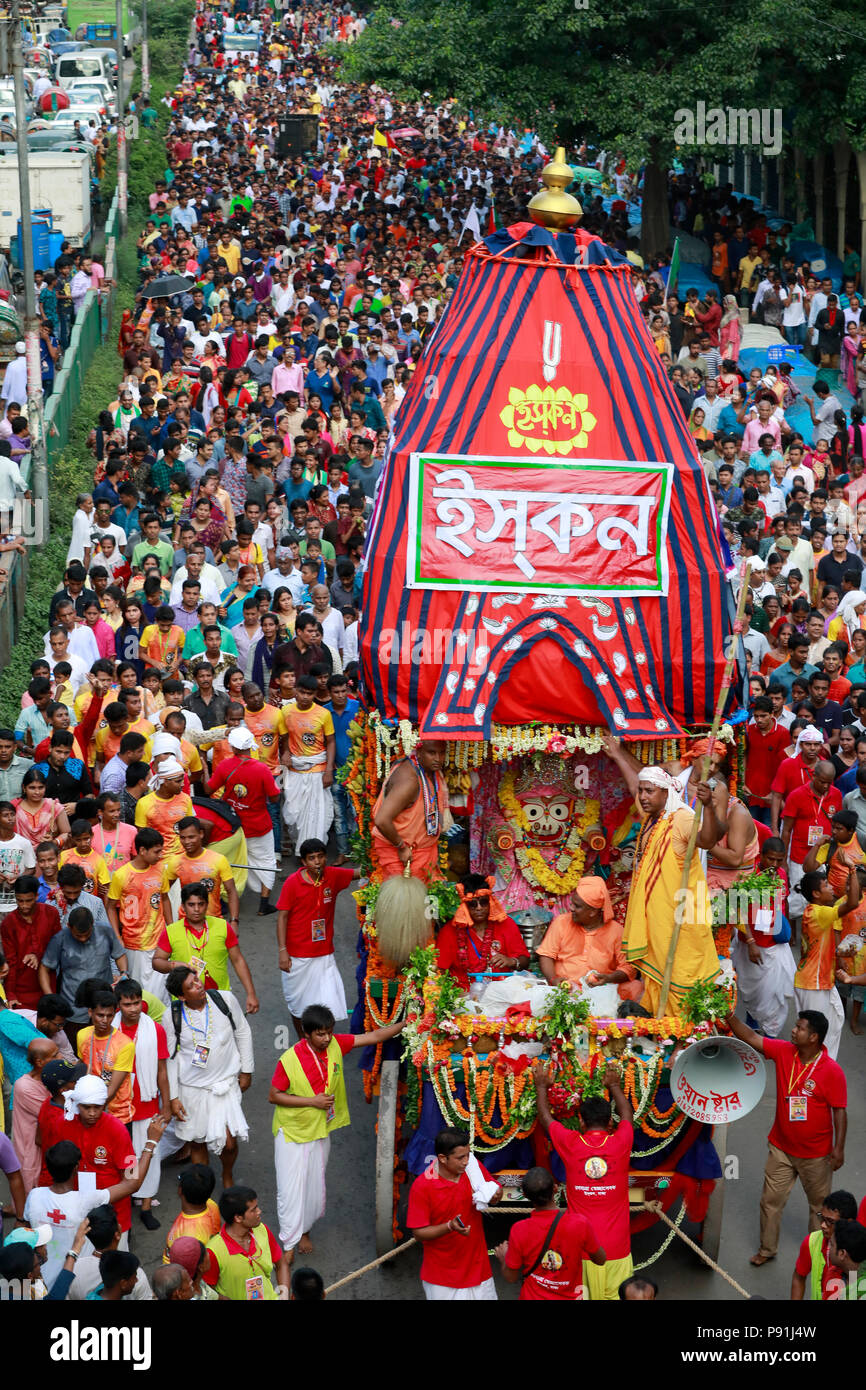 Dhaka, Bangladesch - Juli 14, 2018: Bangladesch Hunderte von Hindus gefeiert einer ihrer traditionellen Feste, Chariot Prozession (Rathajatra) durch die Internationale Gesellschaft für Krishna-bewusstsein (ISKCON) in Dhaka, Bangladesch organisiert. Die Hindus feiern dieses heiligen Anlass jährlich ein Anblick von Herrn Jagannath, die die Anhänger glauben sehr verheißungsvoll. Credit: SK Hasan Ali/Alamy leben Nachrichten Stockfoto