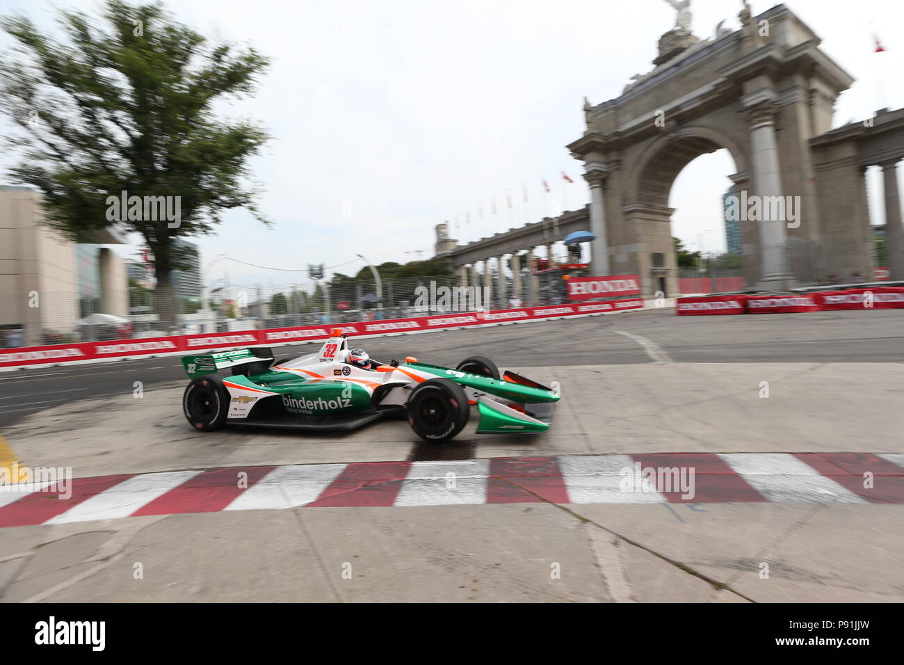 Toronto, Ontario, Kanada, 14. Juli 2018. Tag 2 Am honda Indy in Toronto, Ontario, Kanada. Am Morgen die Fahrer ihre abschließende Praxis tun und qualifizieren, später am Nachmittag Straßen von Toronto bewirtet 5 Rennen, Pro Mazda, USF 2000, Indy Lights, NASCAR Pinty's und GT3 auf die Indy-Serie wird die schnelle 6 sowie Qualifizieren. Alfonso Celis Jr (32) Geht in Runde 1 in der abschließenden Praxis. Lukas Durda/Alamy leben Nachrichten Stockfoto Toronto, Ontario, Kanada, 14. Juli 2018. Tag 2 Am honda Indy in Toronto, Ontario, Kanada. Am Morgen die Fahrer ihre abschließende Praxis tun und qualifizieren, später am Nachmittag Straßen von Toronto bewirtet 5 Rennen, Pro Mazda, USF 2000, Indy Lights, NASCAR Pinty's und GT3 auf die Indy-Serie wird die schnelle 6 sowie Qualifizieren. Alfonso Celis Jr (32) Geht in Runde 1 in der abschließenden Praxis. Lukas Durda/Alamy leben Nachrichten Stockfoto