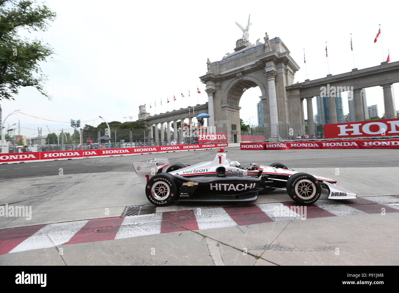 Toronto, Ontario, Kanada, 14. Juli 2018. Tag 2 Am honda Indy in Toronto, Ontario, Kanada. Am Morgen die Fahrer ihre abschließende Praxis tun und qualifizieren, später am Nachmittag Straßen von Toronto bewirtet 5 Rennen, Pro Mazda, USF 2000, Indy Lights, NASCAR Pinty's und GT3 auf die Indy-Serie wird die schnelle 6 sowie Qualifizieren. Josef Newgarden geht in Runde 1 in der abschließenden Praxis. Lukas Durda/Alamy leben Nachrichten Stockfoto Toronto, Ontario, Kanada, 14. Juli 2018. Tag 2 Am honda Indy in Toronto, Ontario, Kanada. Am Morgen die Fahrer ihre abschließende Praxis tun und qualifizieren, später am Nachmittag Straßen von Toronto bewirtet 5 Rennen, Pro Mazda, USF 2000, Indy Lights, NASCAR Pinty's und GT3 auf die Indy-Serie wird die schnelle 6 sowie Qualifizieren. Josef Newgarden geht in Runde 1 in der abschließenden Praxis. Lukas Durda/Alamy leben Nachrichten Stockfoto