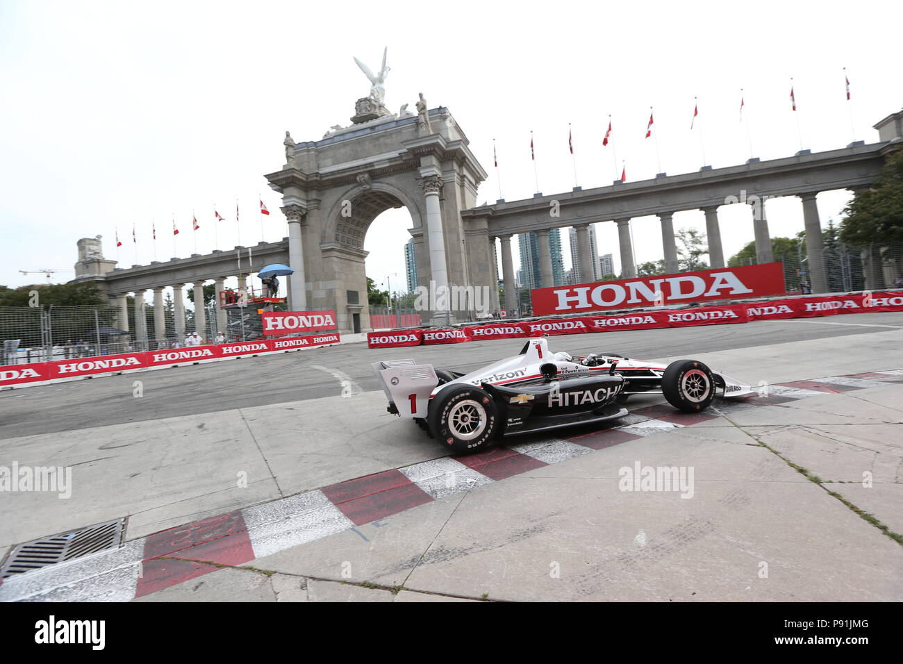 Toronto, Ontario, Kanada, 14. Juli 2018. Tag 2 Am honda Indy in Toronto, Ontario, Kanada. Am Morgen die Fahrer ihre abschließende Praxis tun und qualifizieren, später am Nachmittag Straßen von Toronto bewirtet 5 Rennen, Pro Mazda, USF 2000, Indy Lights, NASCAR Pinty's und GT3 auf die Indy-Serie wird die schnelle 6 sowie Qualifizieren. Josef Newgarden verlassen biegen Sie 1 während der Endrunde Praxis. Lukas Durda/Alamy leben Nachrichten Stockfoto Toronto, Ontario, Kanada, 14. Juli 2018. Tag 2 Am honda Indy in Toronto, Ontario, Kanada. Am Morgen die Fahrer ihre abschließende Praxis tun und qualifizieren, später am Nachmittag Straßen von Toronto bewirtet 5 Rennen, Pro Mazda, USF 2000, Indy Lights, NASCAR Pinty's und GT3 auf die Indy-Serie wird die schnelle 6 sowie Qualifizieren. Josef Newgarden verlassen biegen Sie 1 während der Endrunde Praxis. Lukas Durda/Alamy leben Nachrichten Stockfoto