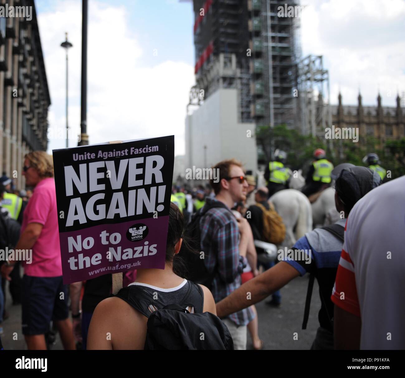 Westminster, London, Großbritannien. 14. Juli 2018. Anti-faschistischen Gruppen März gegen die freien Tommy Robinson März in Whitehall abgehalten. Credit: Richard Hancox/Alamy leben Nachrichten Stockfoto