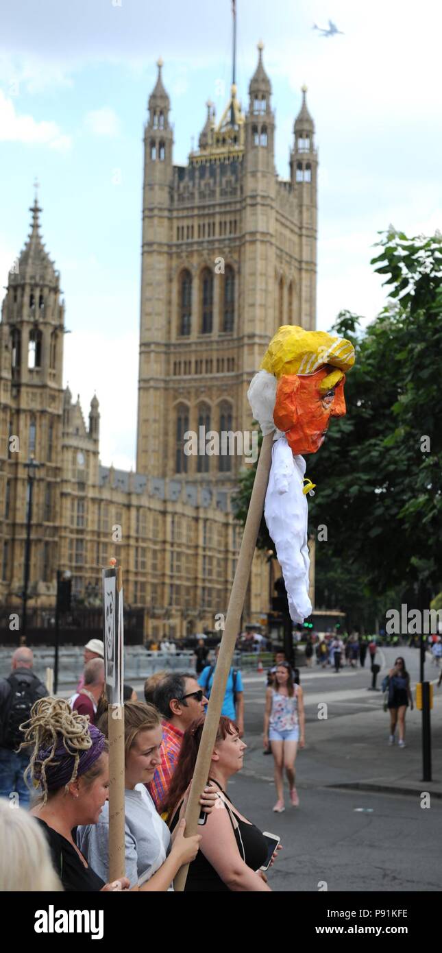 Westminster, London, Großbritannien. 14. Juli 2018. Anti-faschistischen Gruppen März gegen die freien Tommy Robinson März in Whitehall abgehalten. Credit: Richard Hancox/Alamy leben Nachrichten Stockfoto