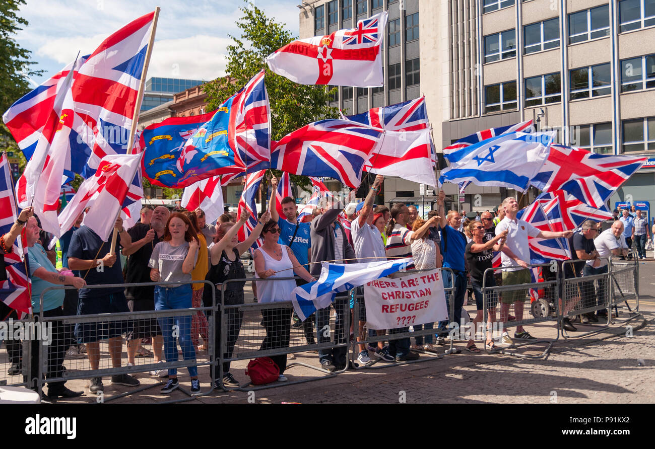 Belfast, Nordirland, Großbritannien, 14. Juli 2018. Großbritannien Freiheit Rallye durch unabhängige Belfast Stadtrat Jolene Bunting organisiert gehalten an der City Hall. Die Rallye hatte auf Social Media und ein Merkblatt drop Anliegen geworben wurde: "Einwanderung, Unterdrückung der Free-Speech, einseitige "Fake News" Medien, Ungerechtigkeit und der Globalistischen/EU-Agenda". Es gab zwei Zähler Proteste auch gehalten. Quelle: John Rymer/Alamy leben Nachrichten Stockfoto