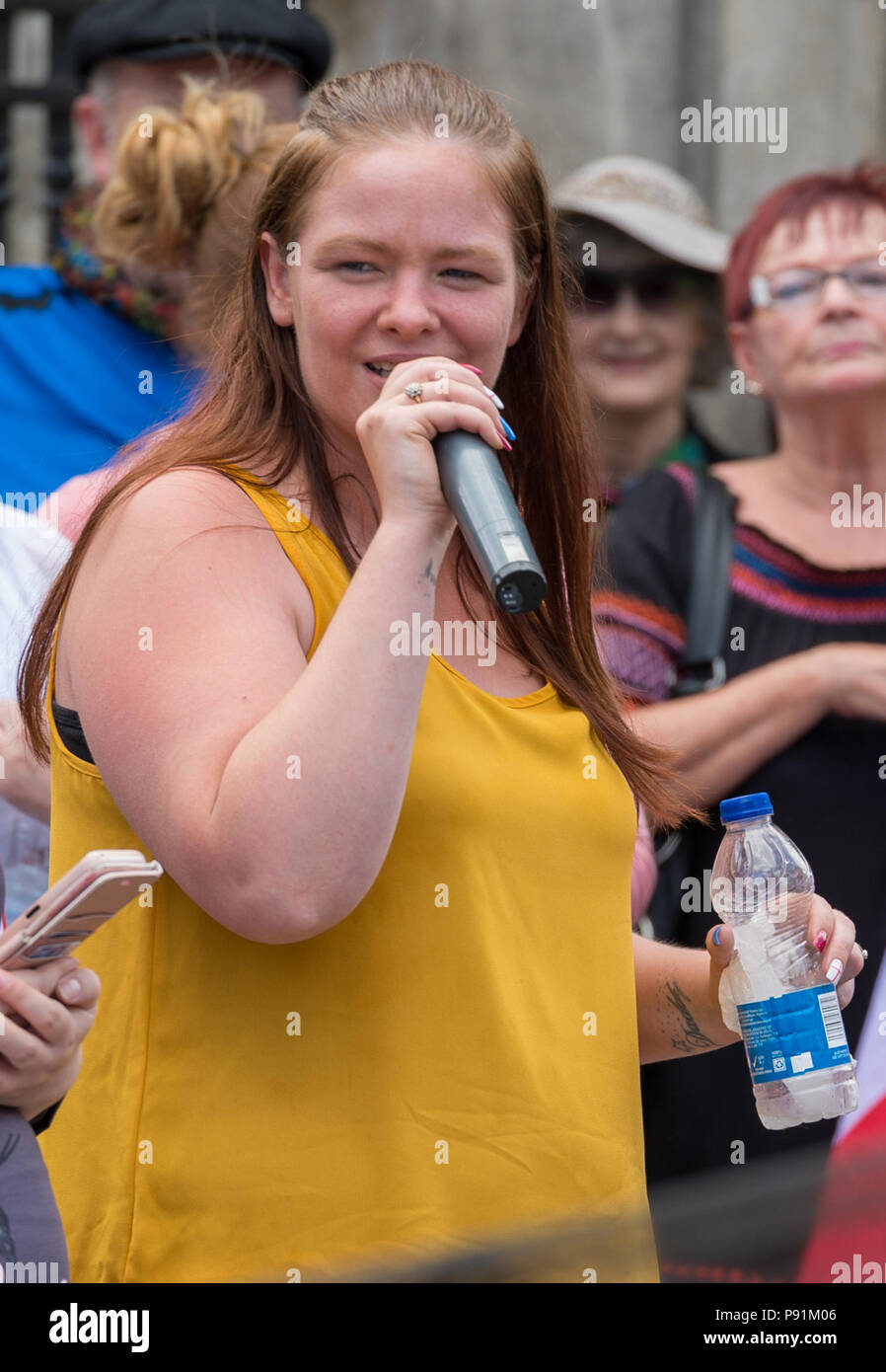 Belfast, Nordirland, Großbritannien, 14. Juli 2018. Großbritannien Freiheit Rallye durch unabhängige Belfast Stadtrat Jolene Bunting organisiert gehalten an der City Hall. Die Rallye hatte auf Social Media und ein Merkblatt drop Anliegen geworben wurde: "Einwanderung, Unterdrückung der Free-Speech, einseitige "Fake News" Medien, Ungerechtigkeit und der Globalistischen/EU-Agenda". Es gab zwei Zähler Proteste auch gehalten. Quelle: John Rymer/Alamy leben Nachrichten Stockfoto