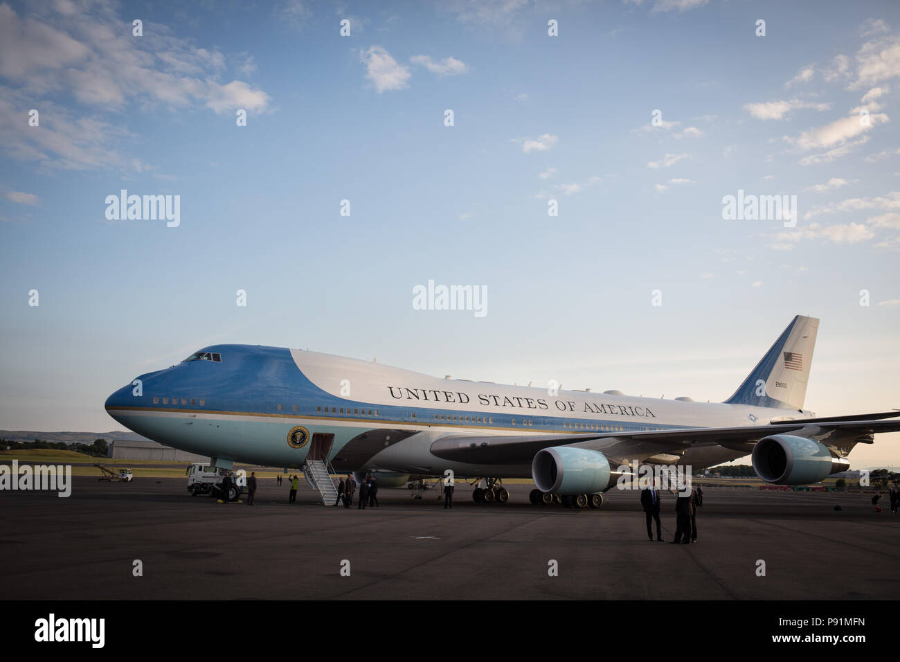 Prestwick, Schottland, am 13. Juli 2018. Präsident Donald Trump, und seine Frau Melania, kommen in der Air Force One in Glasgow Prestwick International Airport zu Beginn einer zweitägigen Reise nach Schottland. Bild: Jeremy Sutton-Hibbert / alamy Nachrichten. Stockfoto