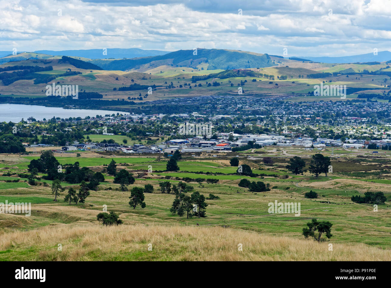 Mit Blick auf den Lake Taupo und dem townshio von Mt Tauhara Stockfoto