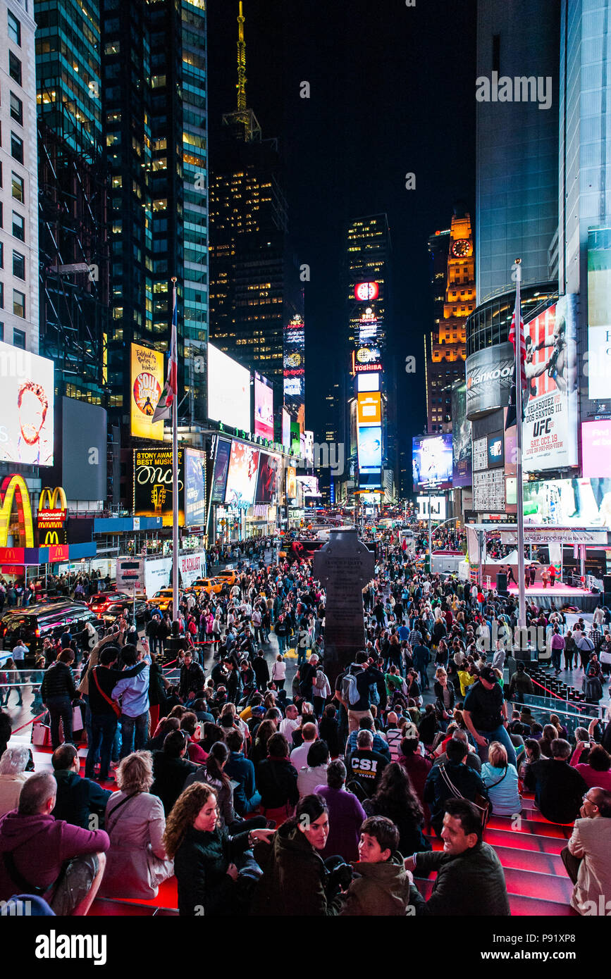 Massive Masse in Time Square in Manhattan, New York bei Nacht. Stockfoto