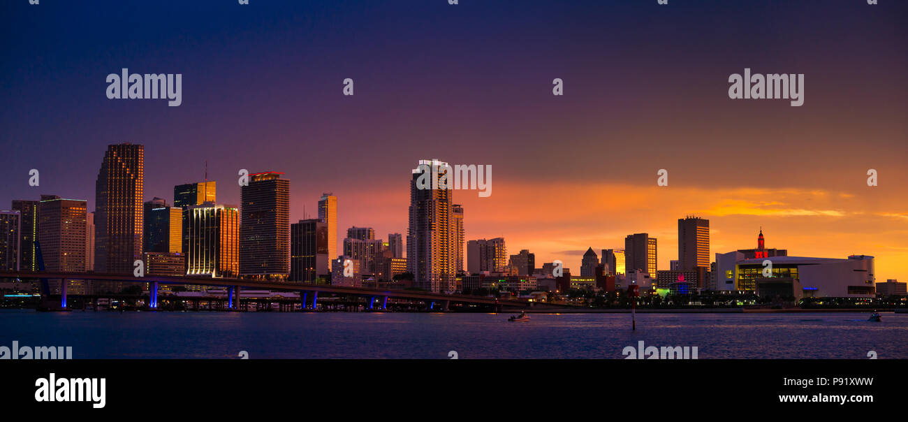 Downtown Miami Skyline während des Sonnenuntergangs. Der AAA-Arena, wo der Miami Heat spielen am rechten Ende des Panorama zu sehen ist. Stockfoto