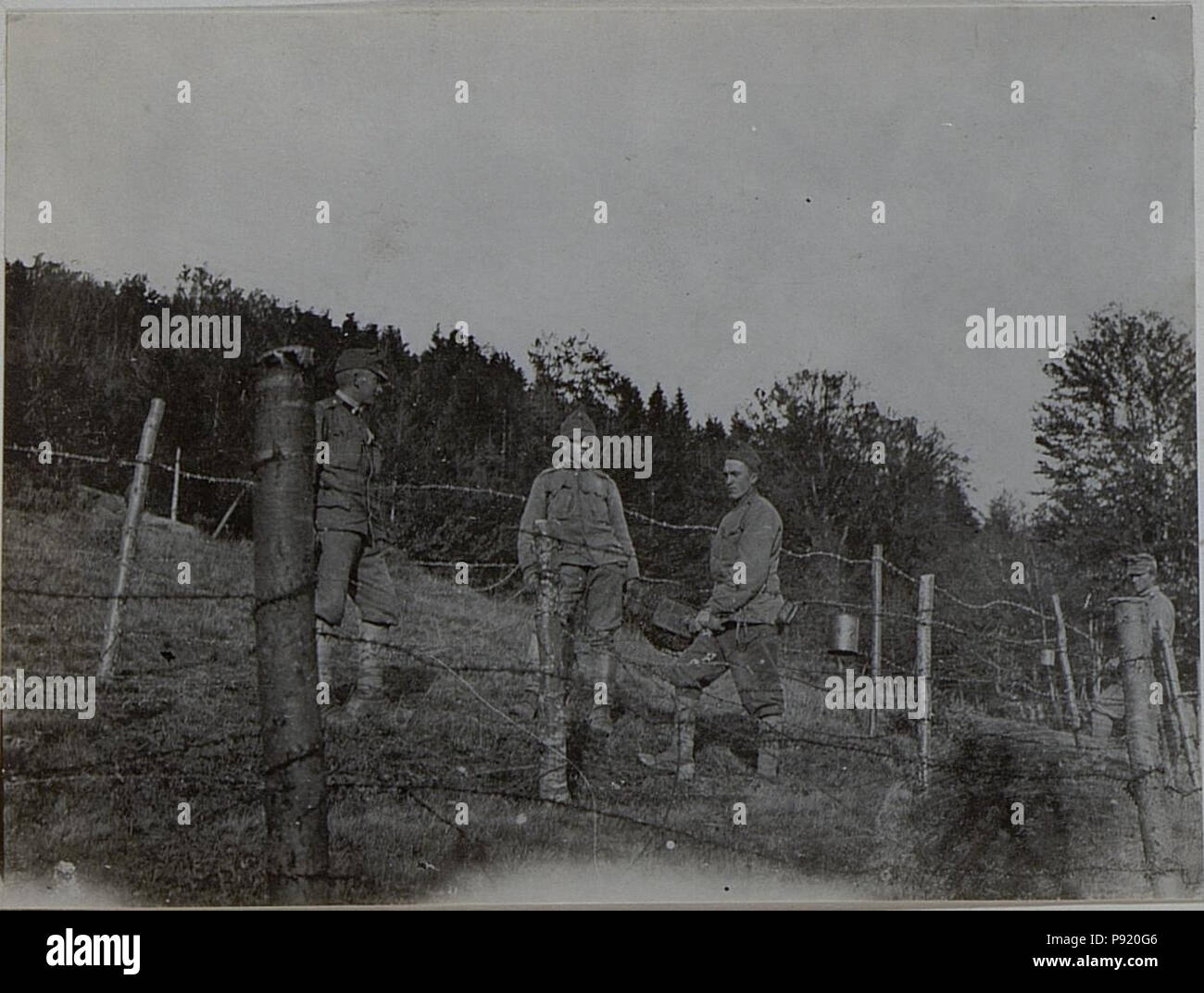 409 Mannschaft beim Dratverhau aufstellen in den Stellungen J.R.93 BildID Turawahöhe Nov. 1916 (15453137) Stockfoto
