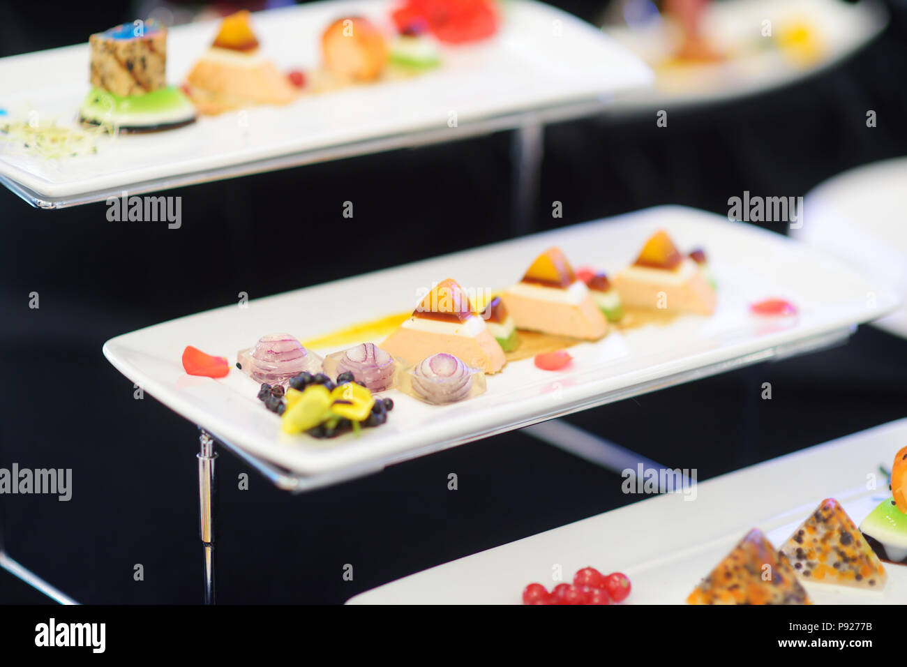 Molekulare moderne Küche. Verschiedene ausgefallene Gerichte auf weiße Platten im trendigen Restaurant. Stockfoto