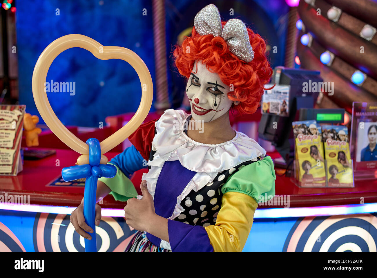 Frau. Clown Ripley glaubt es oder nicht. Pattaya Thailand Stockfoto