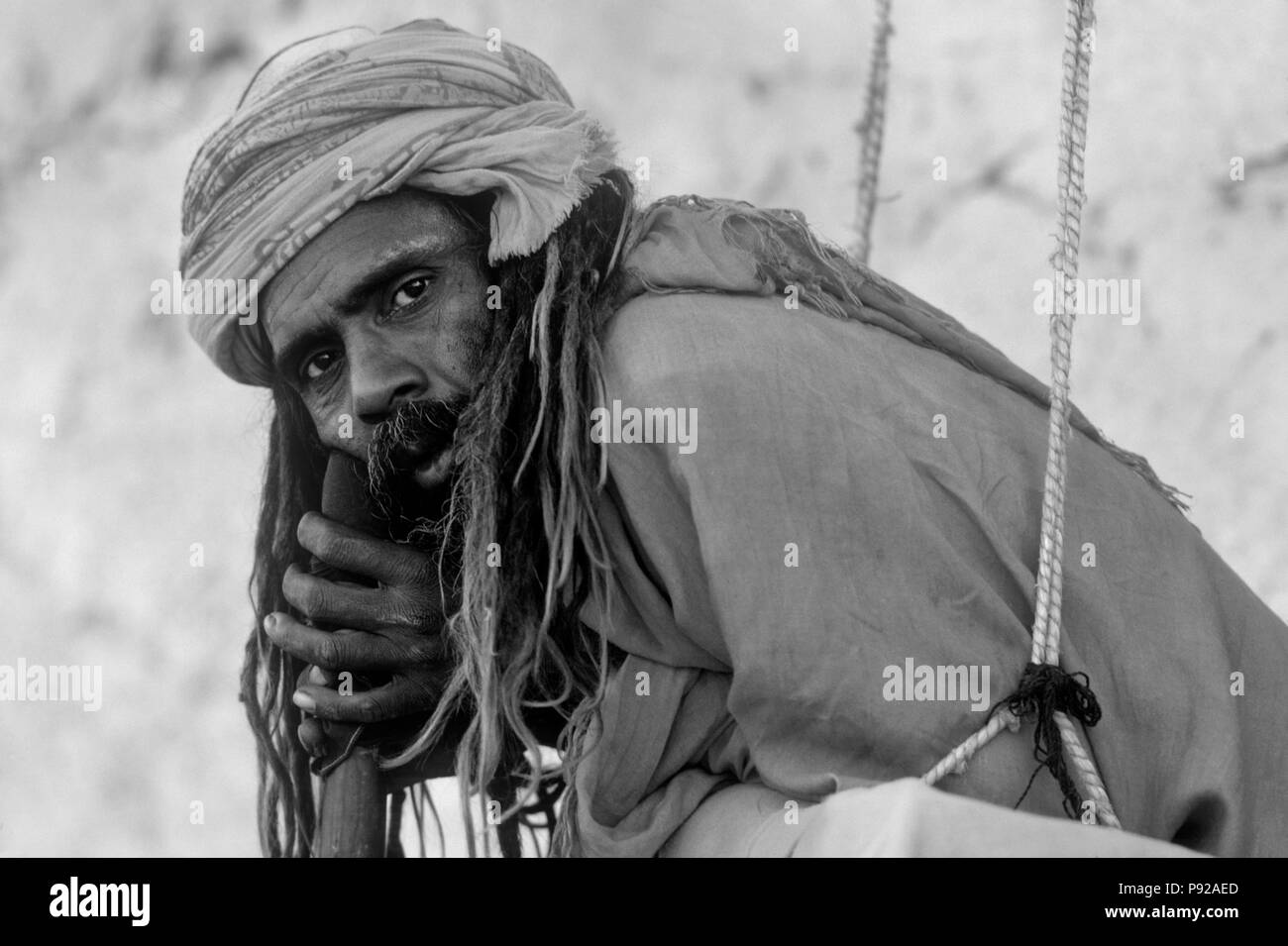 HINDU SADDHU in Swing mit der ENTSAGENDEN Gelübde, niemals auf dem Boden in der PUSHKAR CAMEL FAIR - Rajasthan, Indien legen Stockfoto