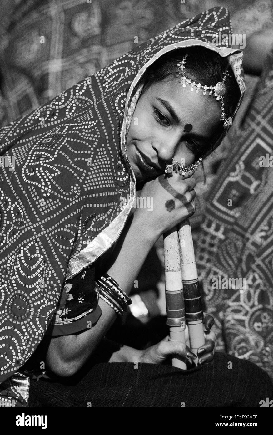 Porträt einer RAJASTHANI MÄDCHEN, während eine traditionelle Tanzvorführung an der PUSHKAR CAMEL FAIR - Rajasthan, Indien Stockfoto