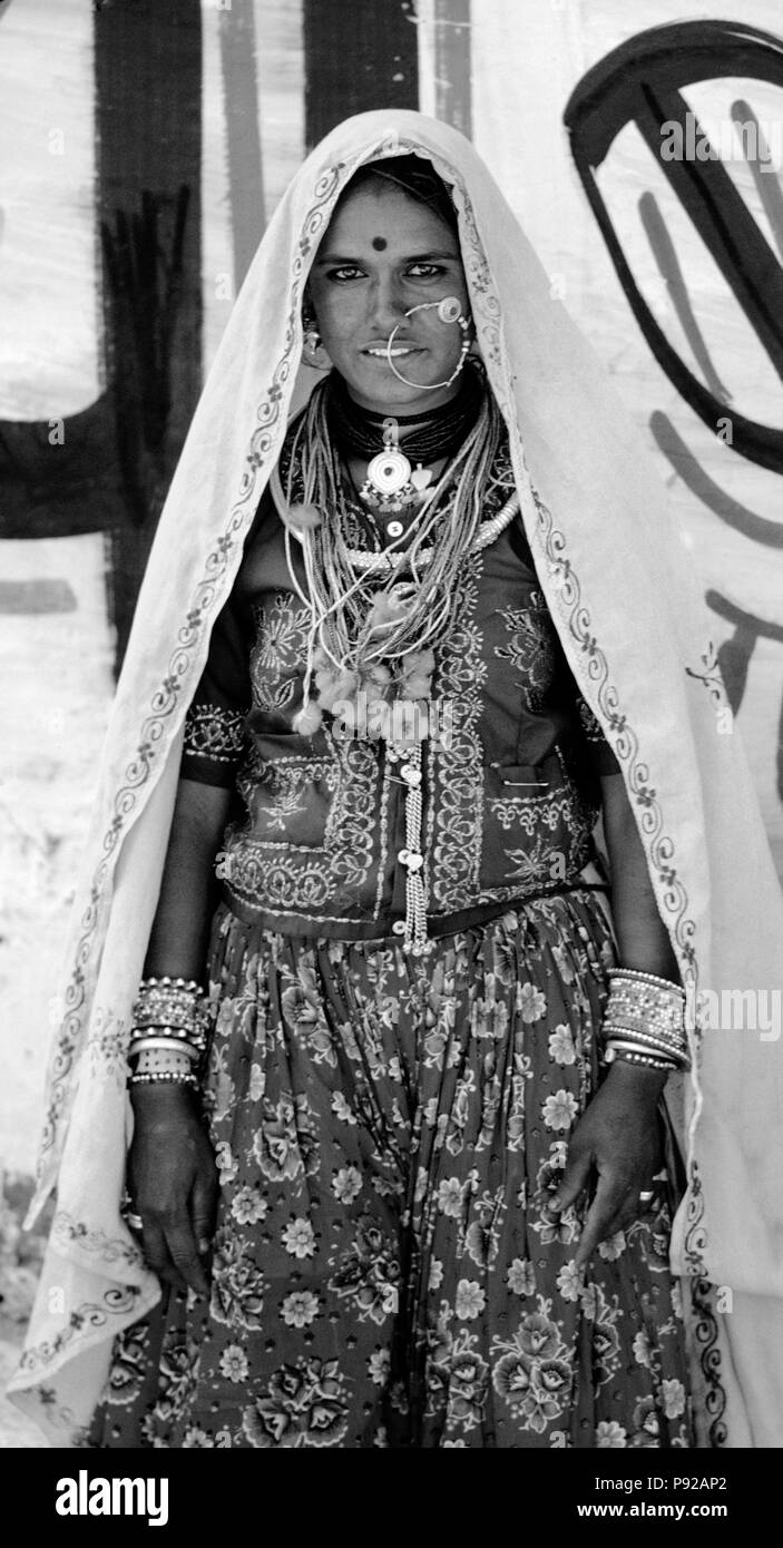 Porträt einer BANJARI FRAU mit einem goldenen Ring in tribal Kleidung am PUSHKAR CAMEL FAIR - Rajasthan, Indien Stockfoto