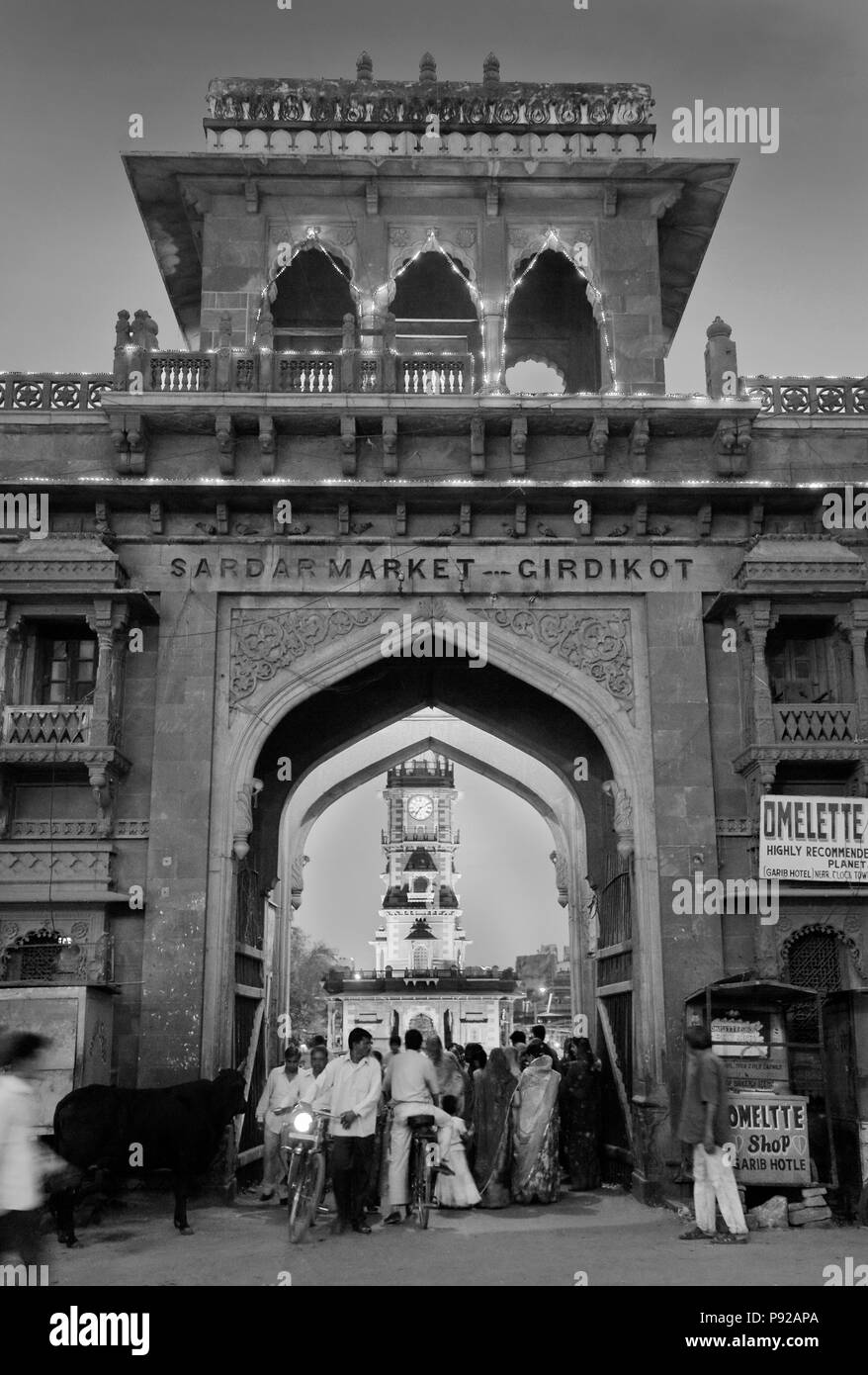 Dämmerung am Haupttor, SARDAR MARKET CIRDIKOT in JOHDPUR auch die blaue Stadt - Rajasthan, Indien Stockfoto