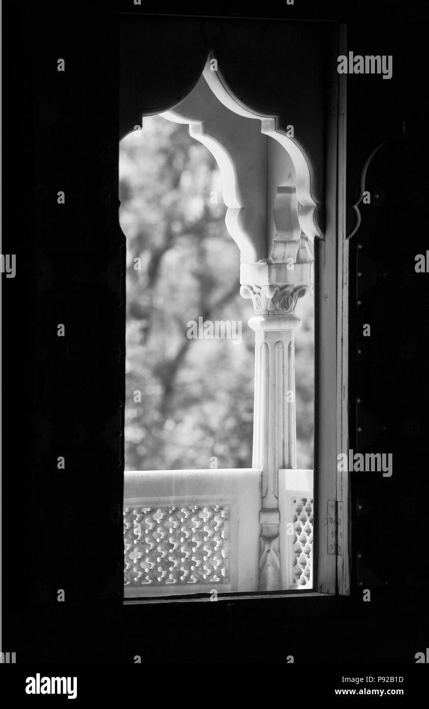 Innenbereich Fenster mit Blick auf die Jaswant Thada, die im Jahre 1899 als Denkmal zu Maharaja Jaswant Singh ll - Jodhpur, Rajasthan, Indien gebaut wurde Stockfoto