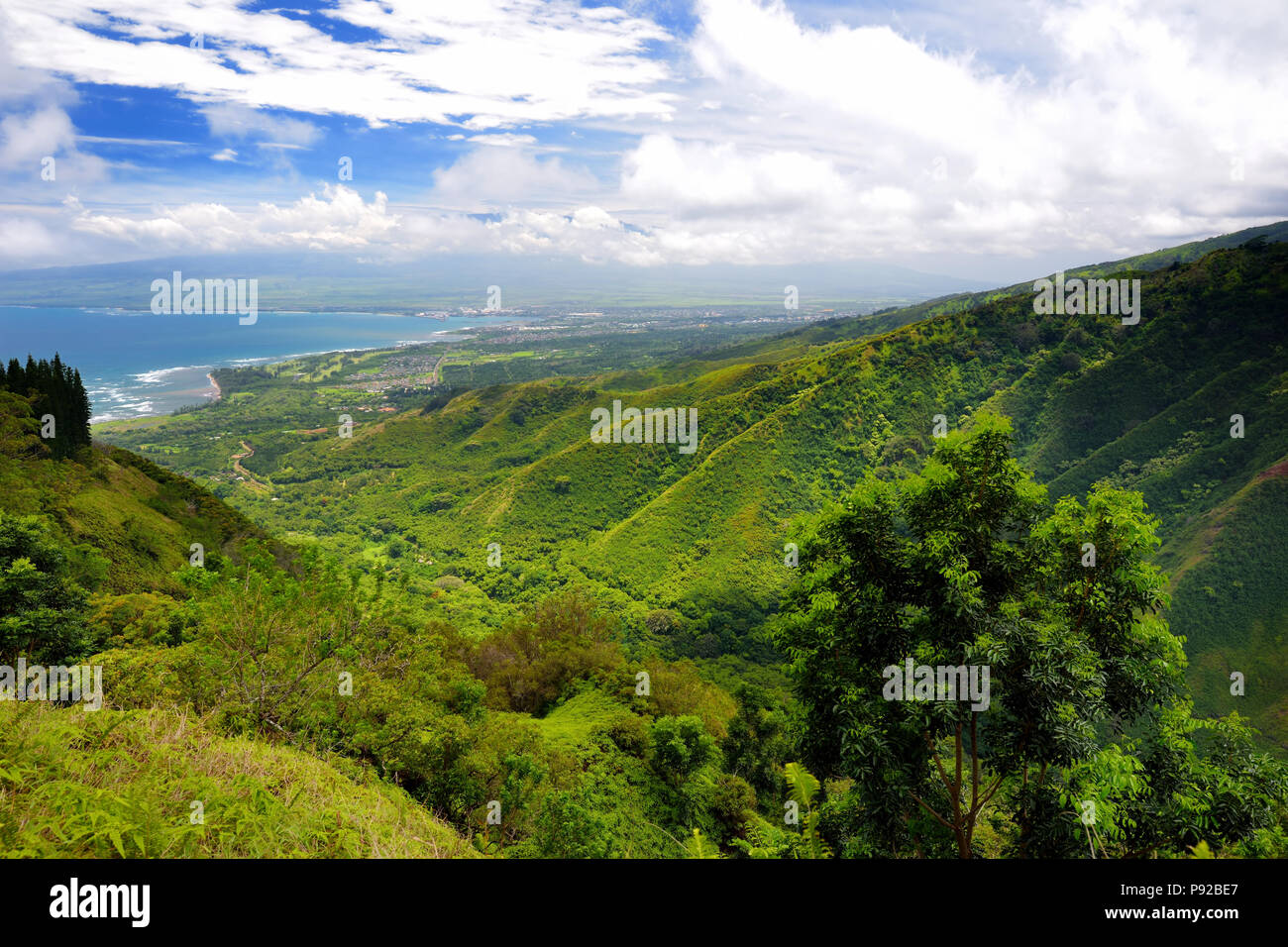 Atemberaubende Landschaft Blick von waihee Ridge Trail gesehen, mit Blick auf Kahului und Haleakala, Maui, Hawaii, USA Stockfoto