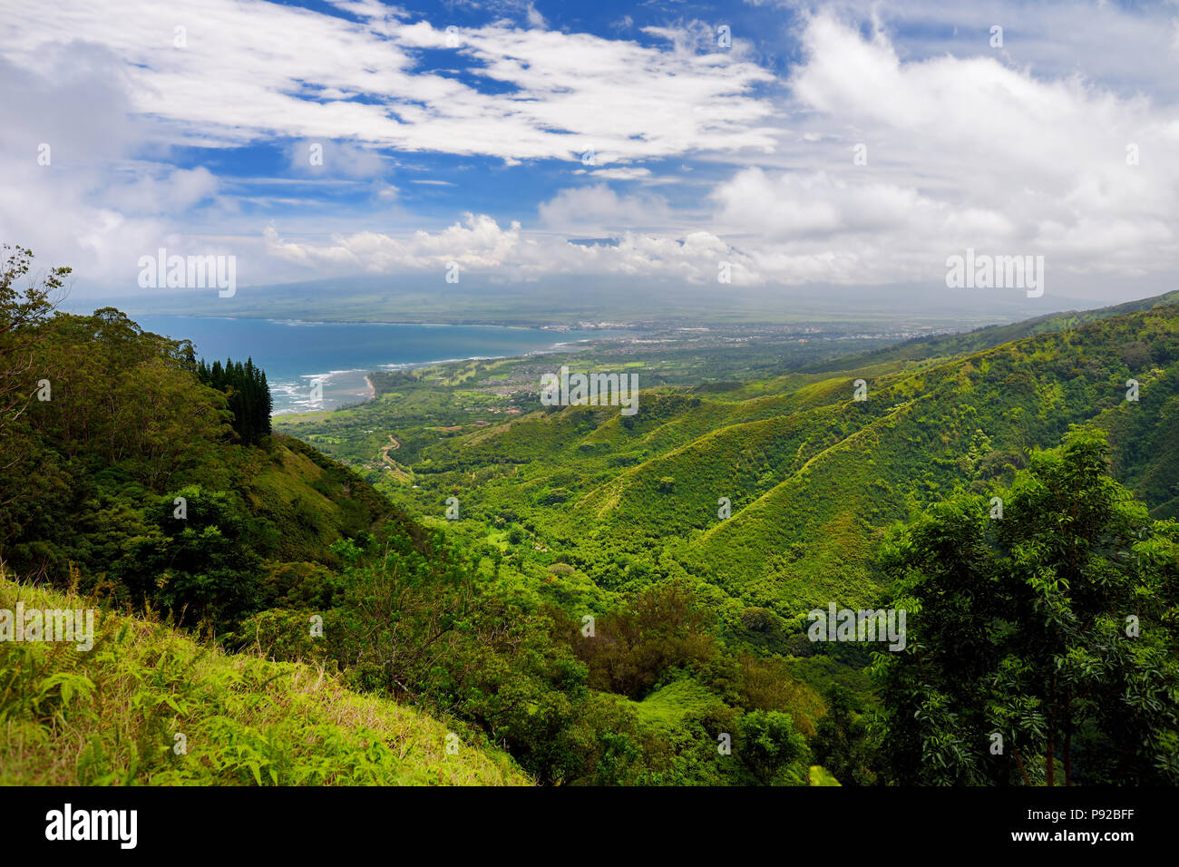 Atemberaubende Landschaft Blick von waihee Ridge Trail gesehen, mit Blick auf Kahului und Haleakala, Maui, Hawaii, USA Stockfoto