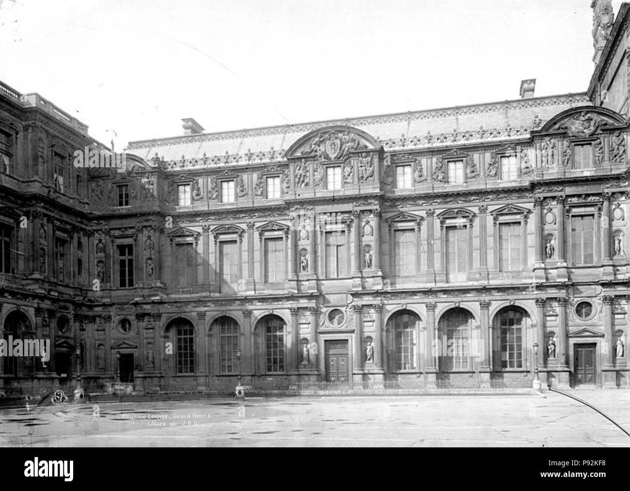 445 Palais du Louvre - Galerie Henri II, grande Cour - Paris - Médiathèque de l'architecture et du patrimoine - APMH 00012015 Stockfoto