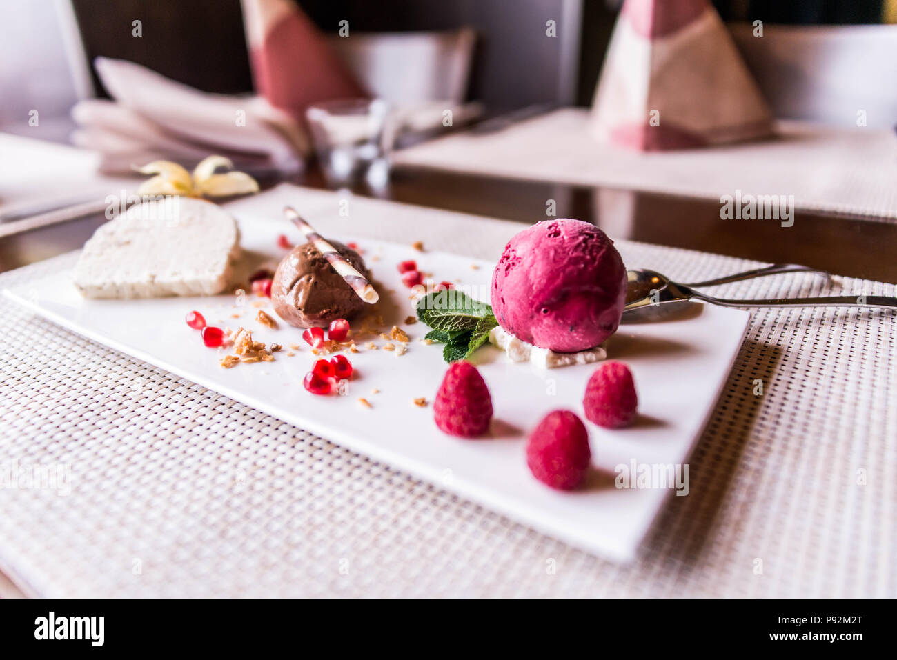 Stück braune Mousse u Schokolade süsses Dessert und Dekoration auf ...