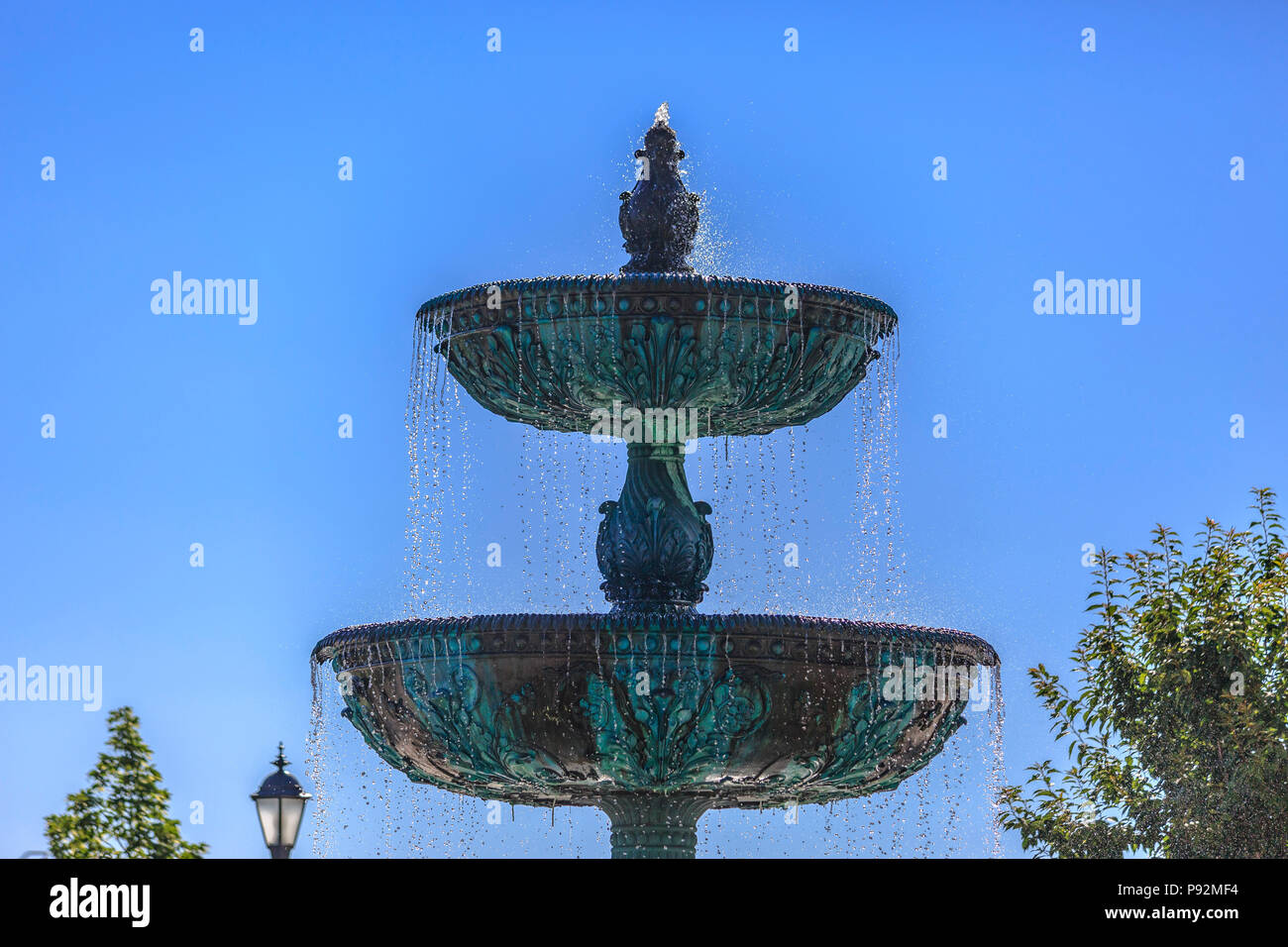 Die oberen und unteren Becken aus Kupfer Brunnen Stockfoto