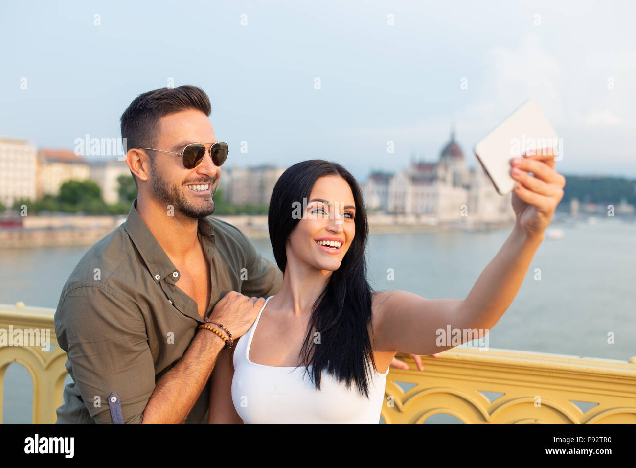 Glückliche junge touristische Paar unter selfie in Stadt Stockfoto