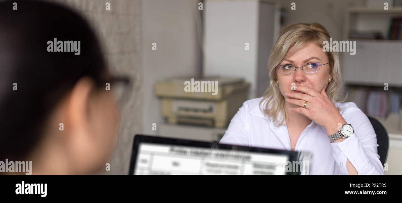 Kaukasische Frau mittleren Alters auf Job Interview im Büro Stockfoto