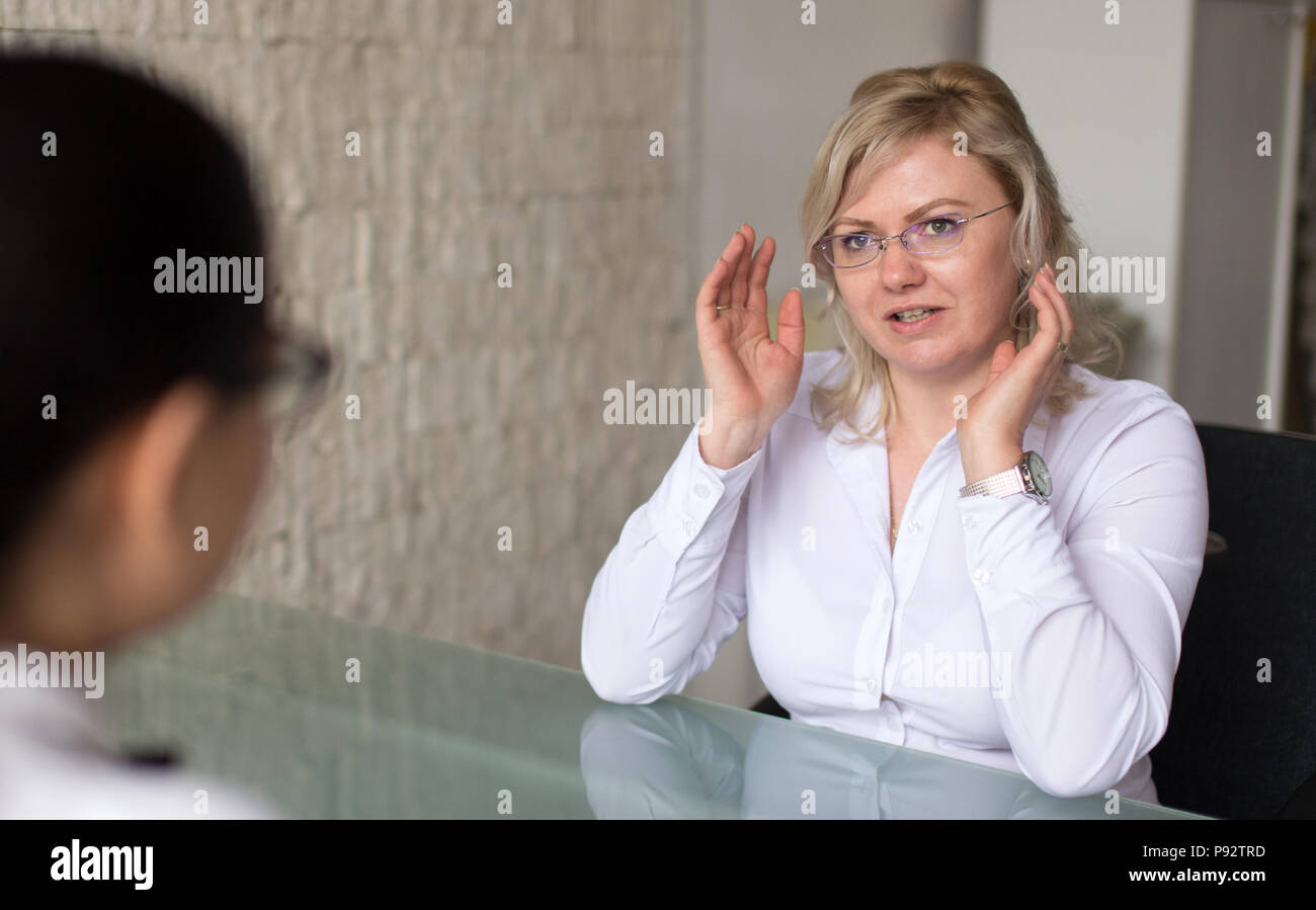 Blonde Frau auf Job Interview im Büro beantworten. Stockfoto