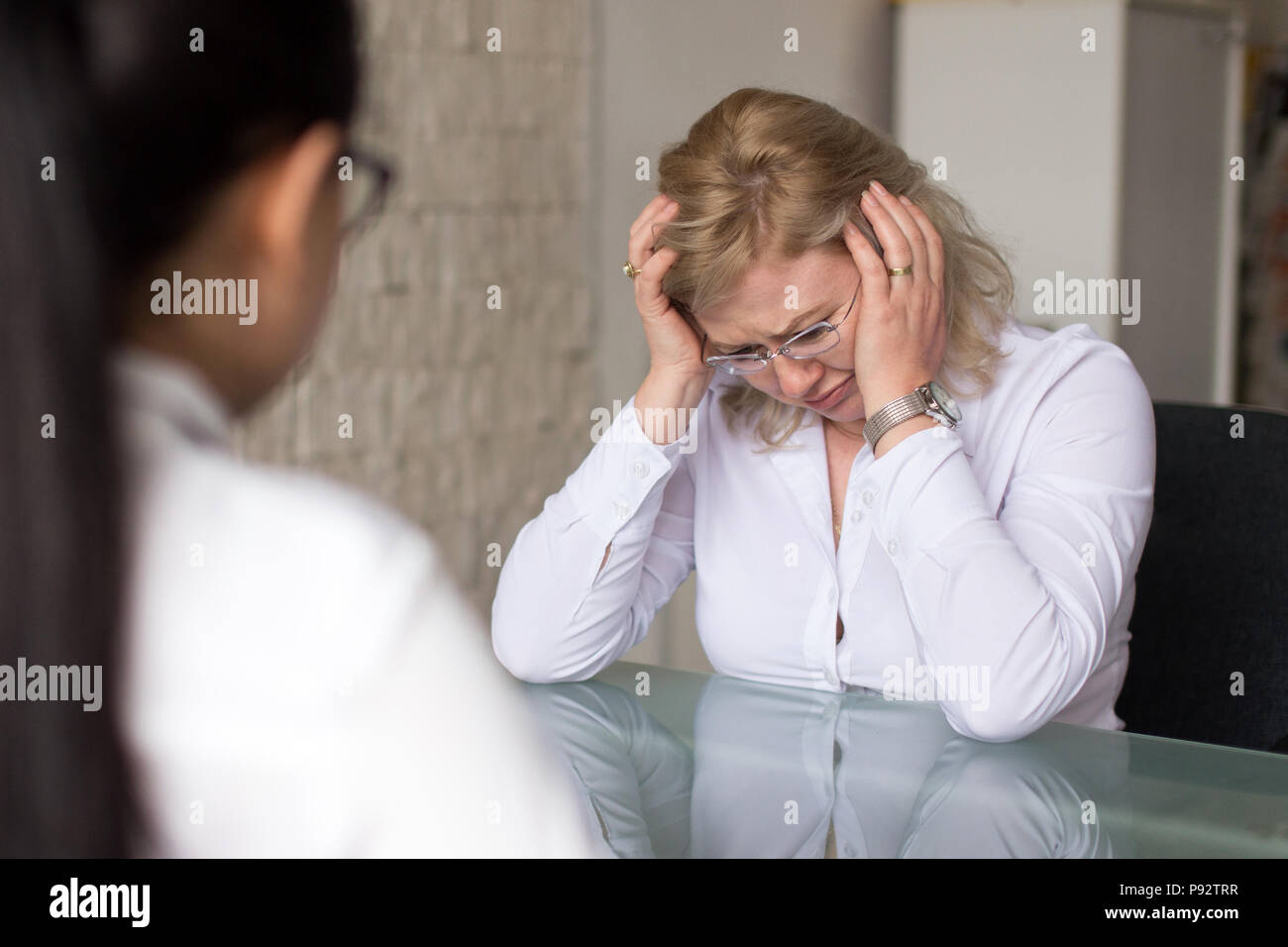Kandidat weinen und Ausfall auf Job Interview im Büro Stockfoto