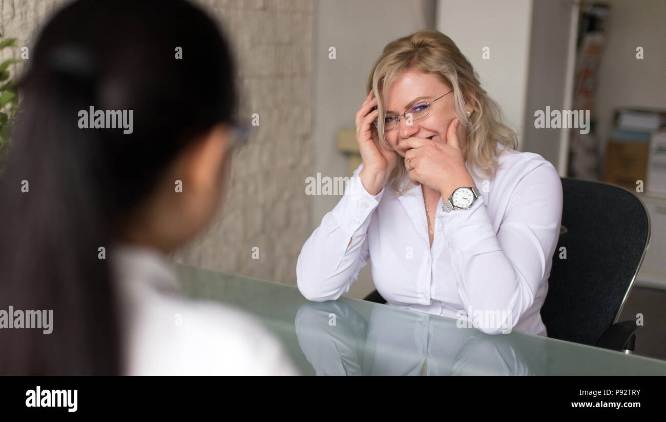 Kandidat Frau lacht beim Vorstellungsgespräch im Büro Stockfoto