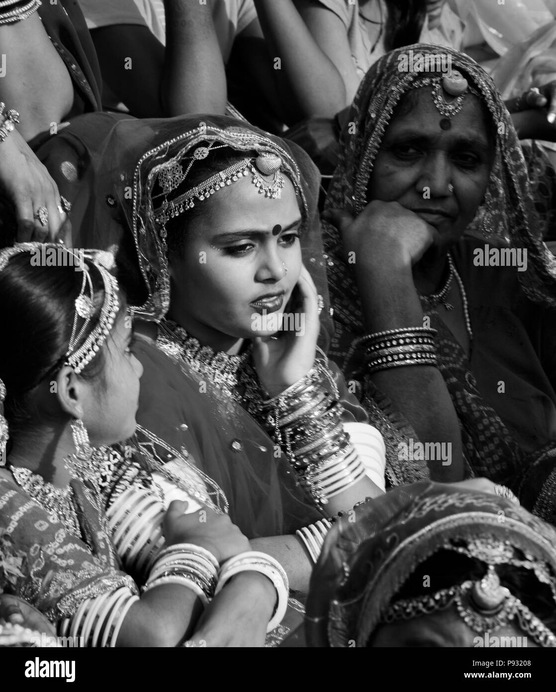 Rajasthani Frauen und Mädchen Kleid in ihrer besten Kleidung und Schmuck an der GANGUR FESTIVAL zu feiern auch bekannt als der MEWAR FESTIVAL - UDAIPUR, Stockfoto