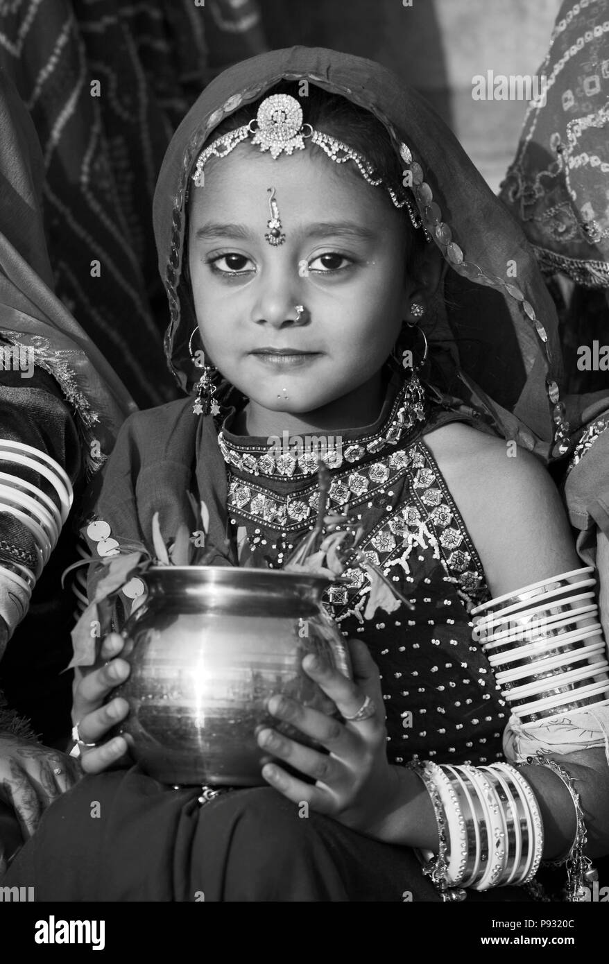 Ein Rajasthani Mädchen gekleidet in ihre besten Kleider und Schmuck der GANGUR FESTIVAL zu feiern wissen auch als der MEWAR FESTIVAL - UDAIPUR, Rajasthan, IN Stockfoto