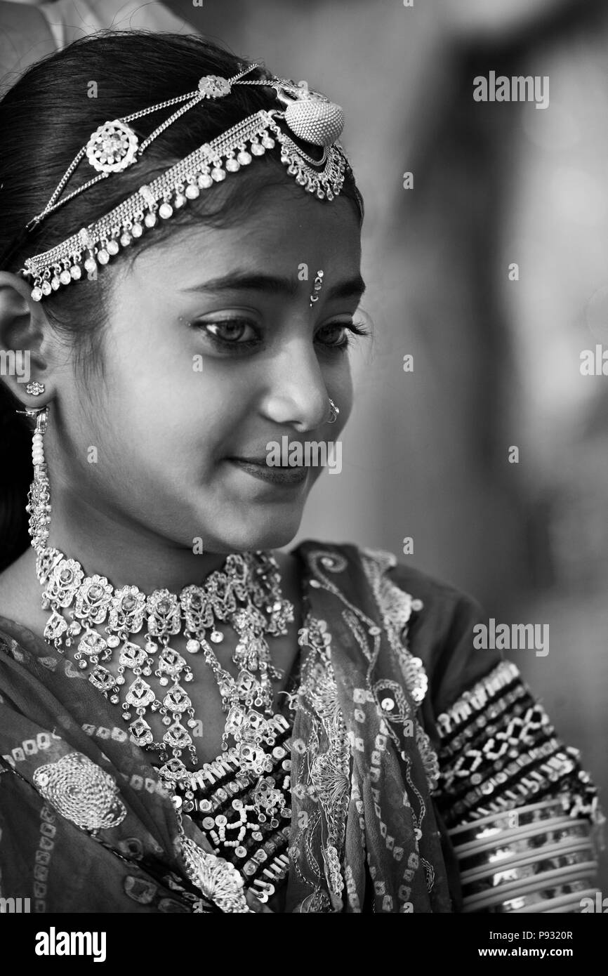 Ein Rajasthani Mädchen gekleidet in ihre besten Kleider und Schmuck der GANGUR FESTIVAL zu feiern wissen auch als der MEWAR FESTIVAL - UDAIPUR, Rajasthan, IN Stockfoto