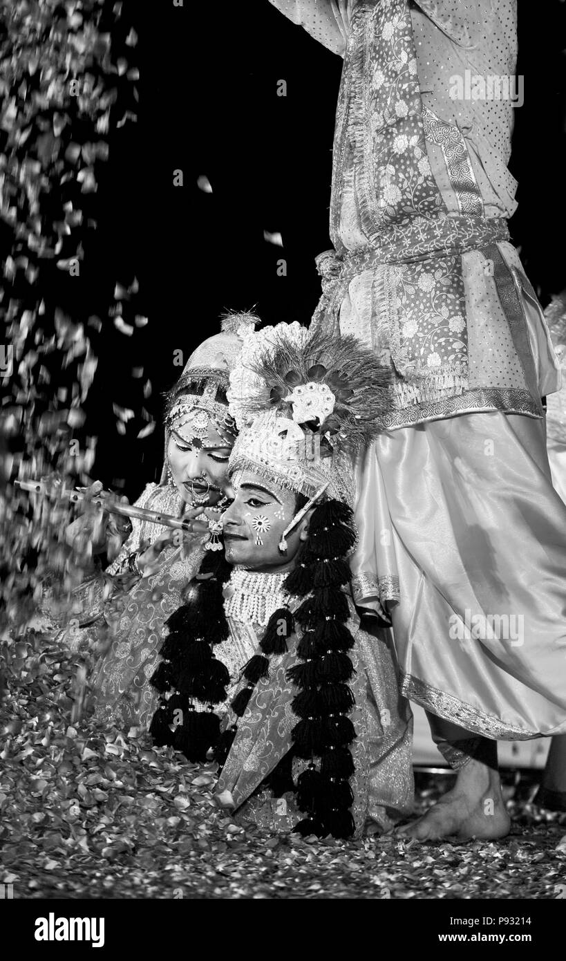 KRISHNA und RHADA gedeckt sind in Rosenblättern während eines Spiels an den GANGUR FESTIVAL oder MEWAR FESTIVAL - UDAIPUR, Rajasthan, Indien Stockfoto