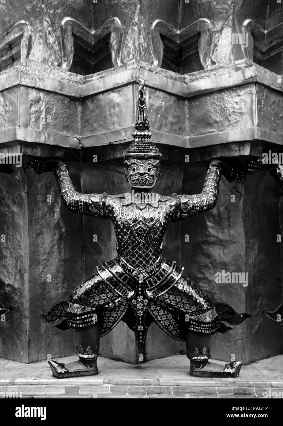 Statue des BUDDHISTISCHEN DIETIE Unterstützung ein Tempel im Wat Phra Keo im GRAND PALACE - BANGKOK, THAILAND Stockfoto