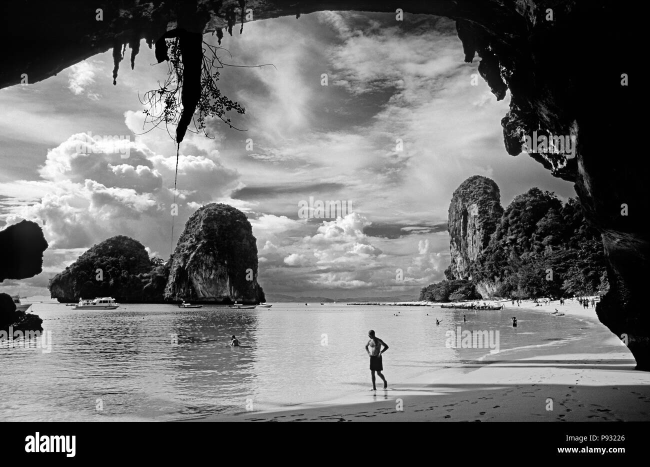 Stalaktiten hängen von einer Tropfsteinhöhle im Beach Resort in Krabi - THAILAND Stockfoto
