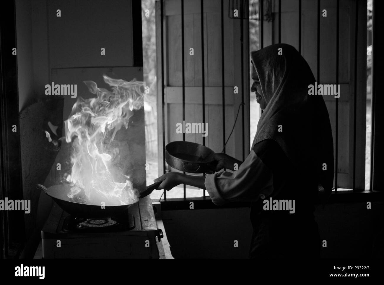 Lokale muslimische Frau kochen im Dorf Tung Nang Dam in der Andamanensee - Thailand Stockfoto