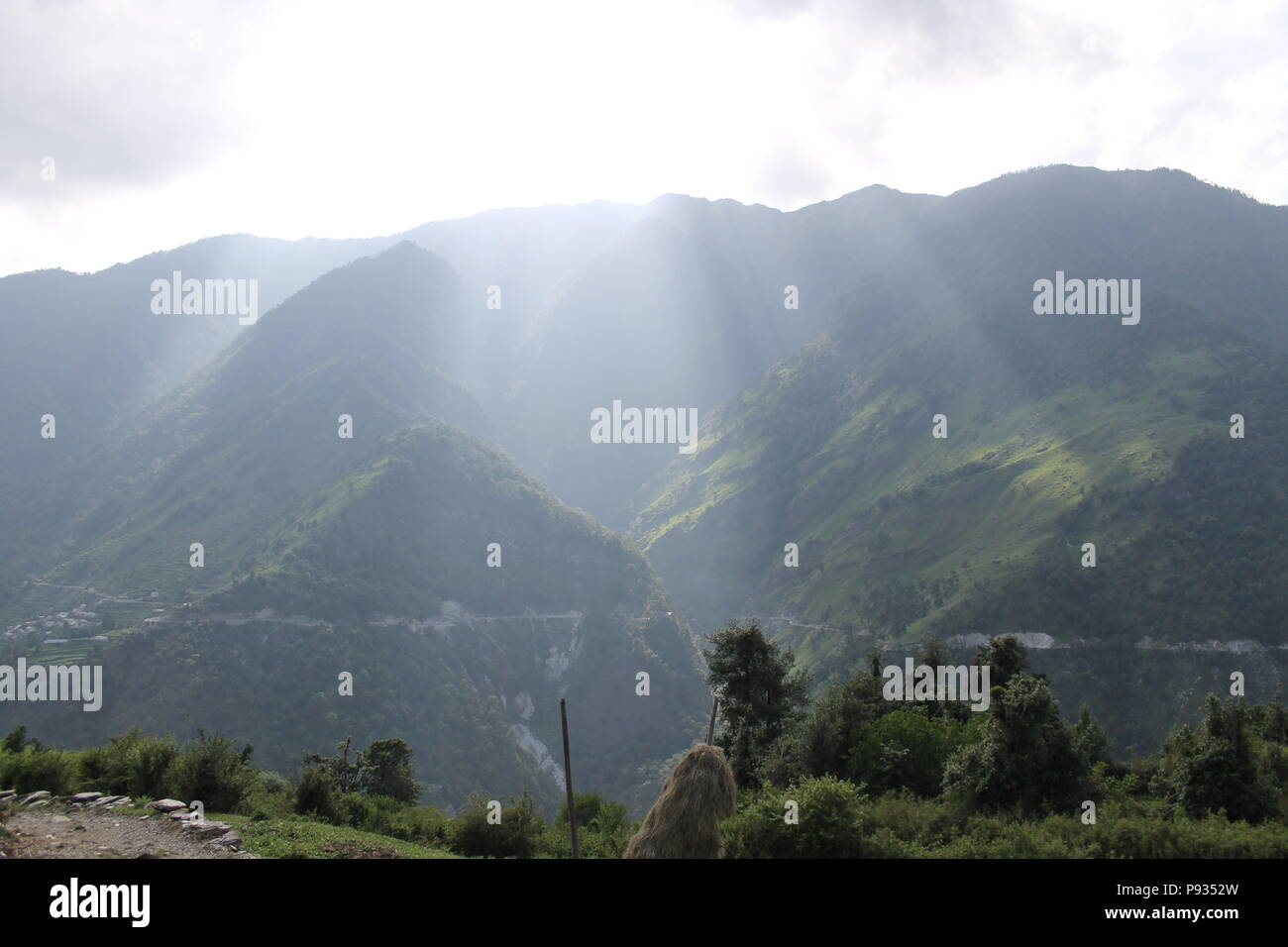 Schönen Berge des Himalaja wie bei Roopkund Trek in Uttarakhand gesehen Stockfoto