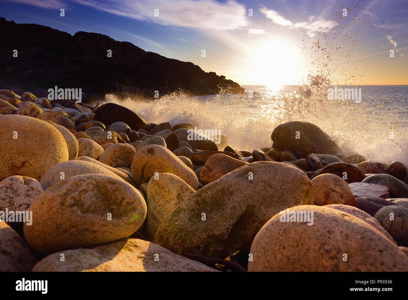 Riesige Wellen brechen auf einem felsigen Strand über Porth Nanven im Babybett Tal von Cornwall, England Stockfoto
