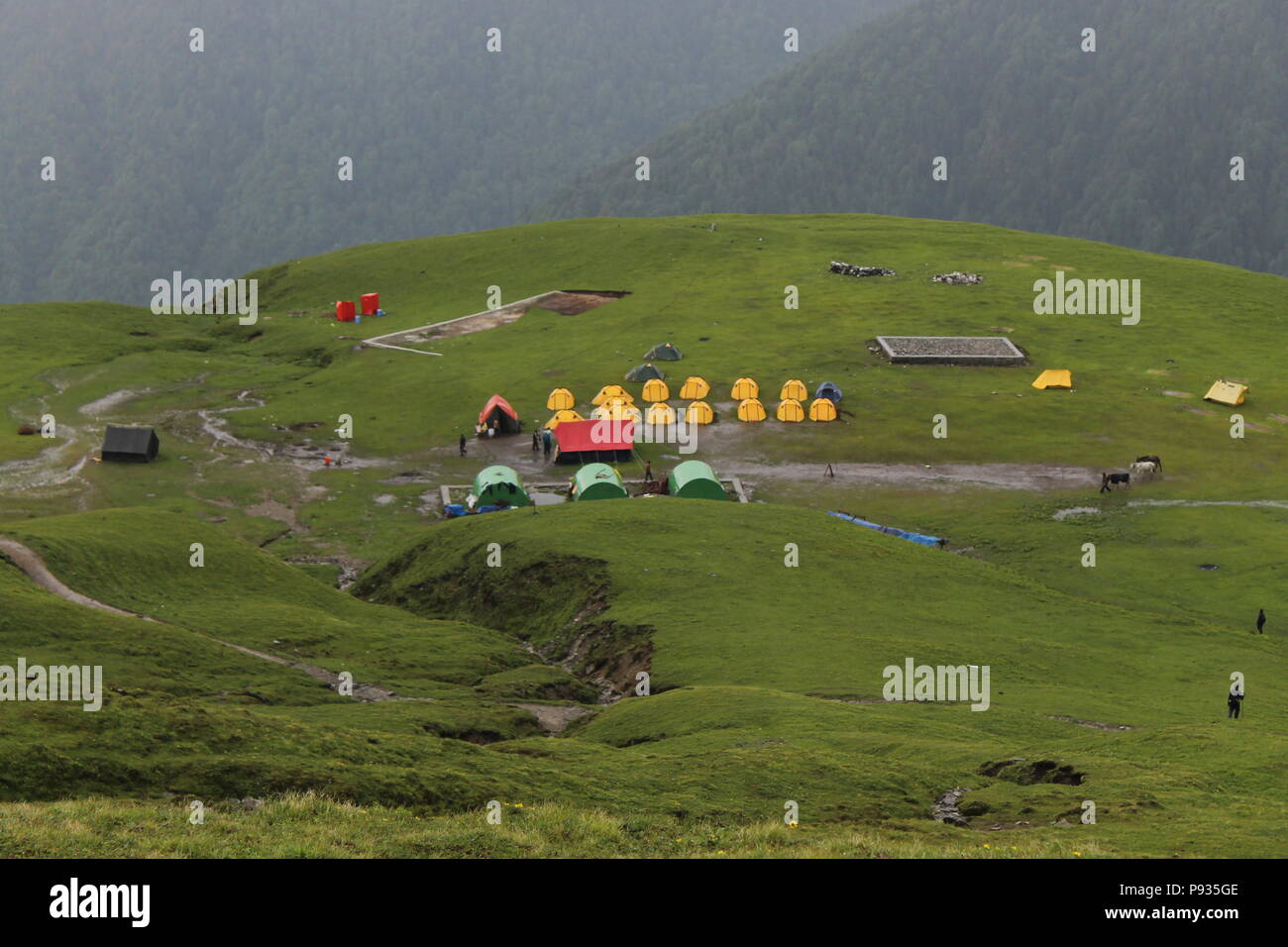 Schönen Berge des Himalaja wie bei Roopkund Trek in Uttarakhand gesehen Stockfoto