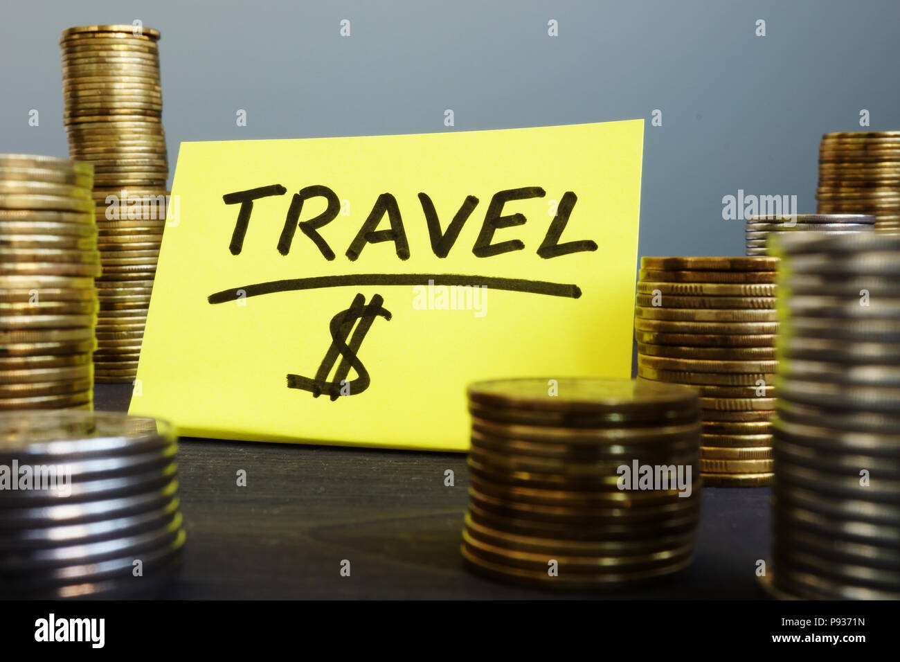 Geld für die Reise oder Urlaub. Stapel von Münzen und Memo stick. Stockfoto