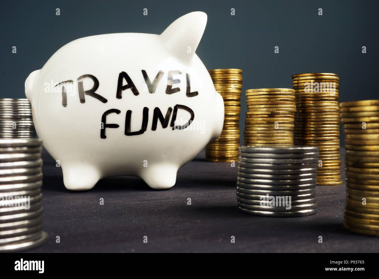 Reisen finanzieren. Sparschwein und Münzen. Geld für Urlaub. Stockfoto