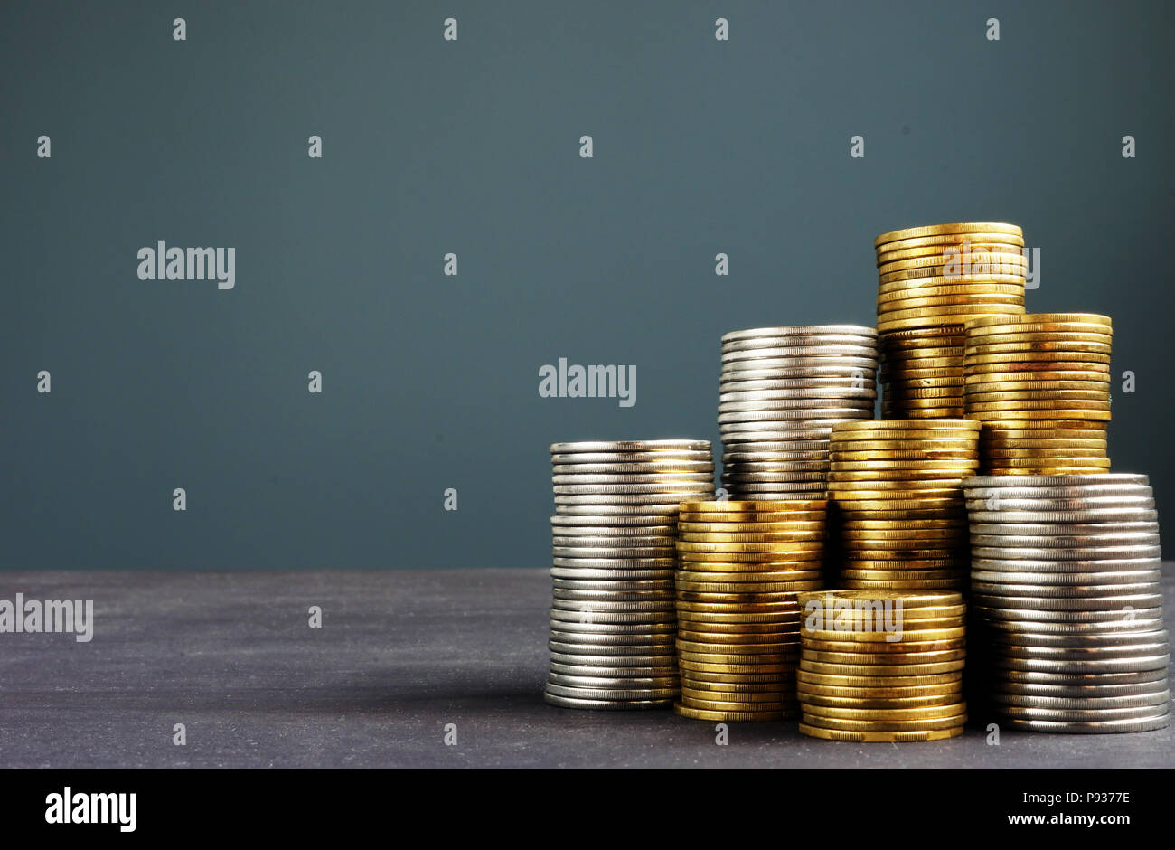 Stapel von Münzen und freien Speicherplatz. Reichtum, Finanzierung oder Investition Konzept. Stockfoto