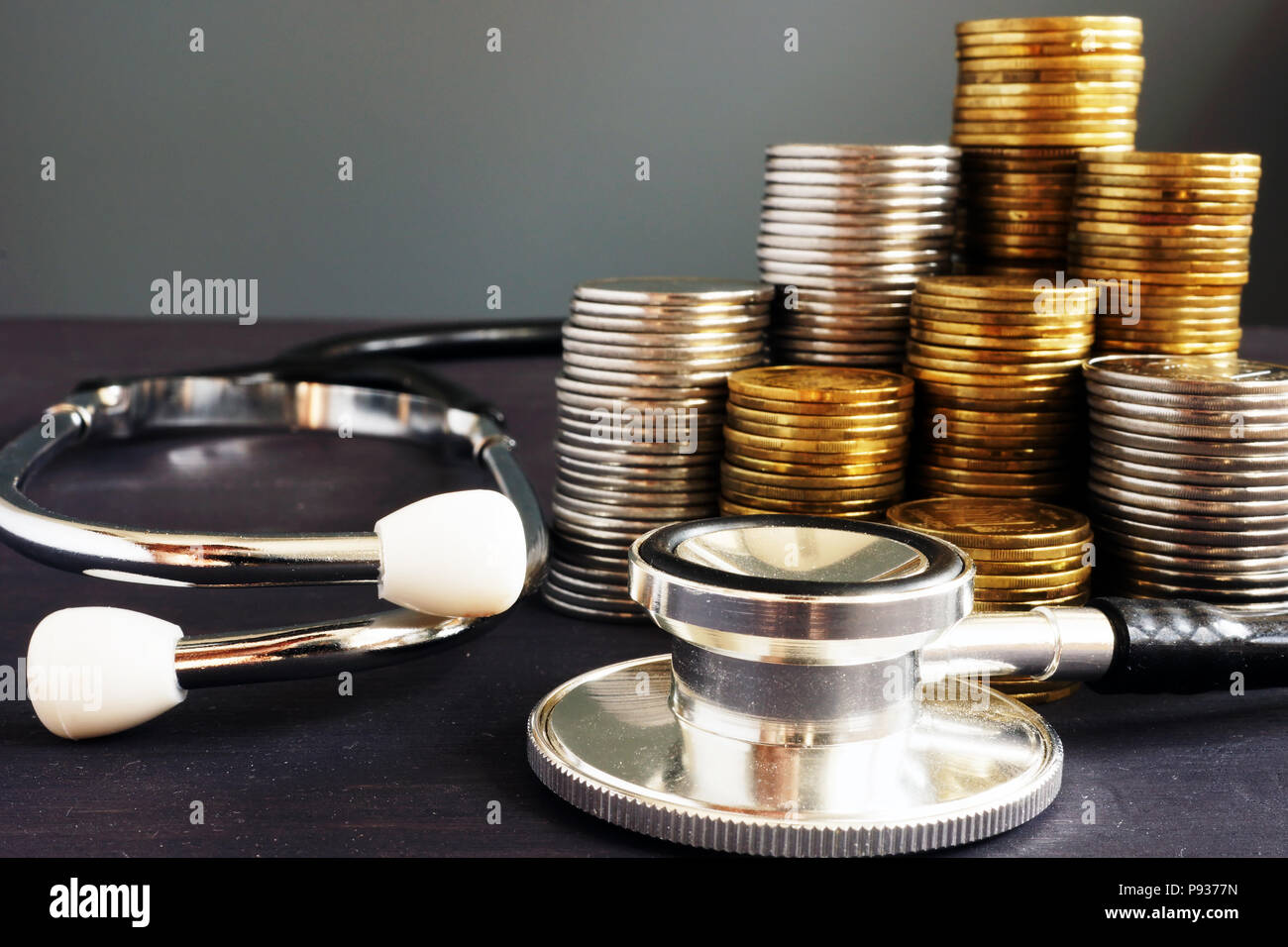 Kosten im Gesundheitswesen Konzept. Stethoskop und Geld. Stockfoto