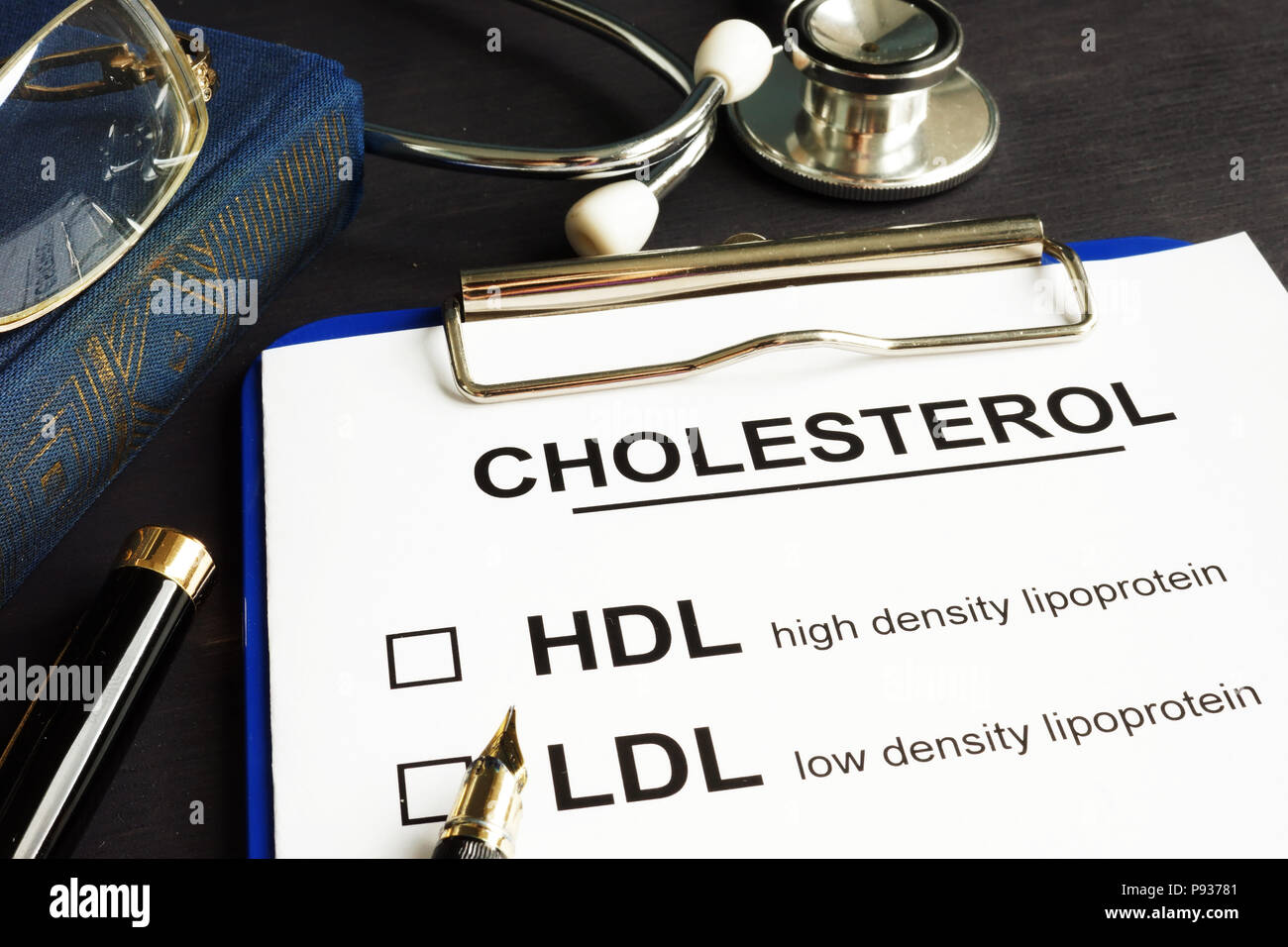 Cholesterin, HDL und LDL. Medizinische Form auf einem Schreibtisch. Stockfoto