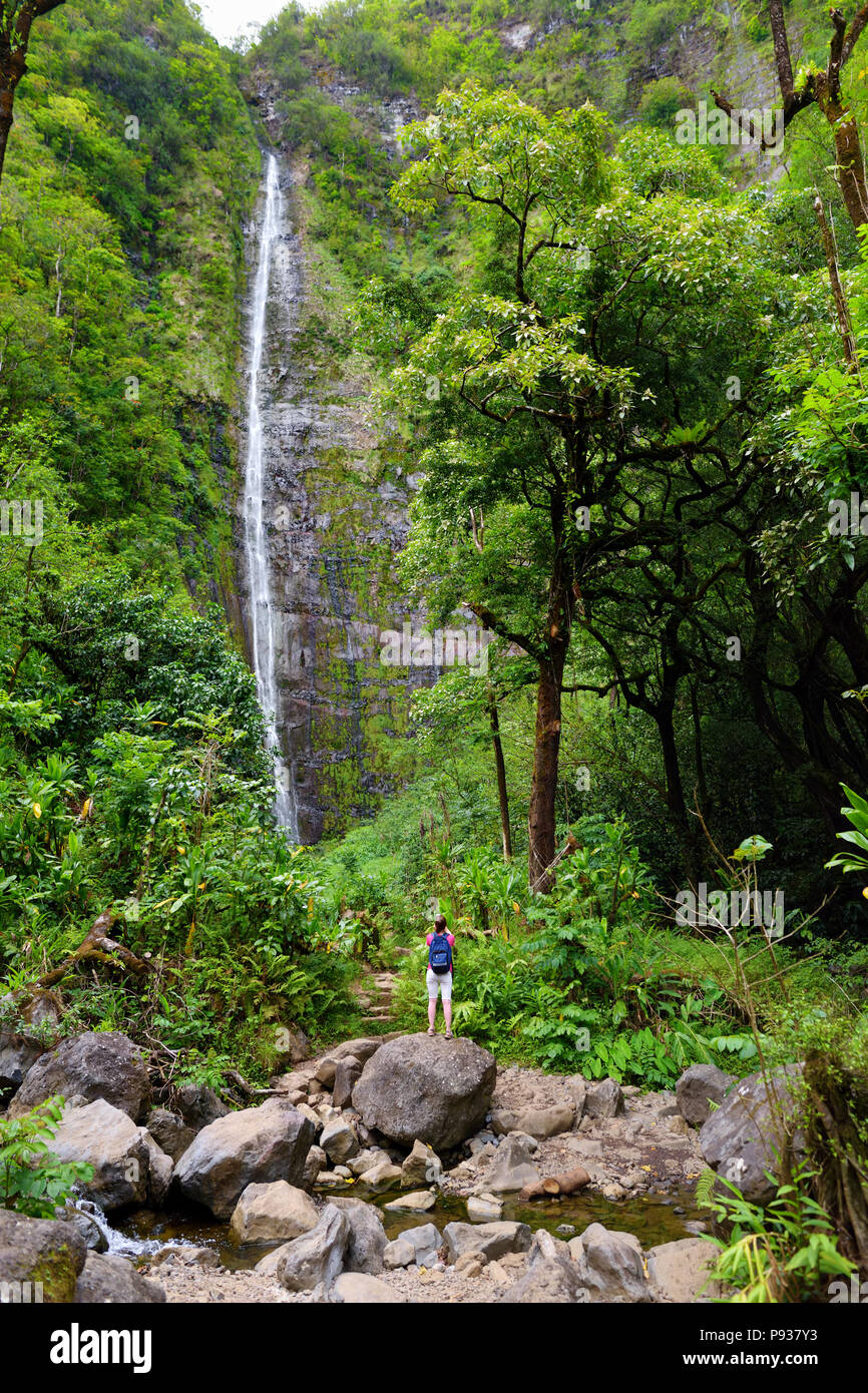 Junge weibliche Touristen wandern zu den berühmten Waimoku fällt an der Spitze des Pipiwai Trail, über Sieben Heiligen Pools auf der Straße nach Hana. Maui, Hawaii, Stockfoto