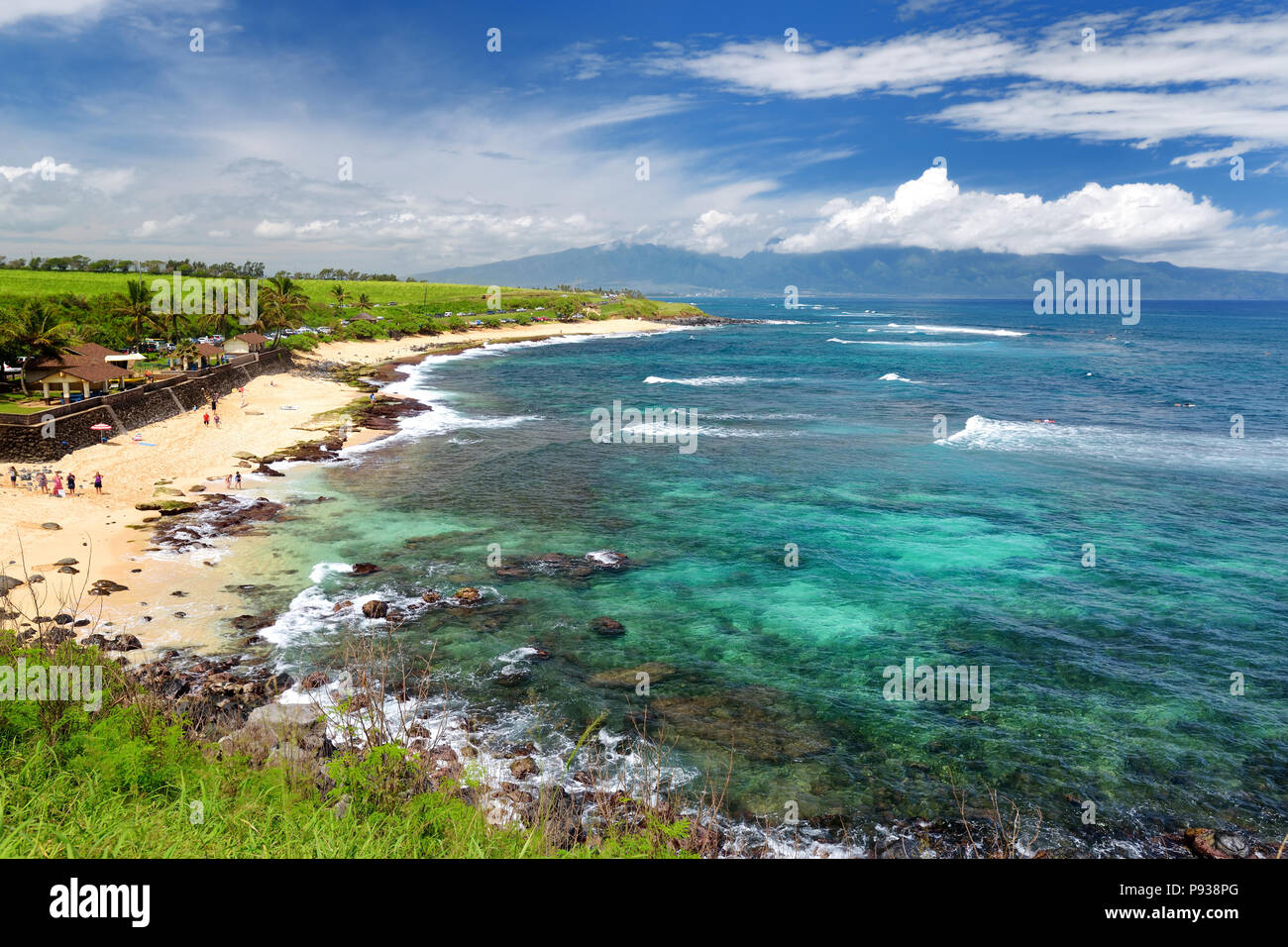 Berühmte Hookipa Beach, beliebte Surfen spot mit einem weißen Sandstrand, Picknickplätze und Pavillons gefüllt. Maui, Hawaii, USA. Stockfoto