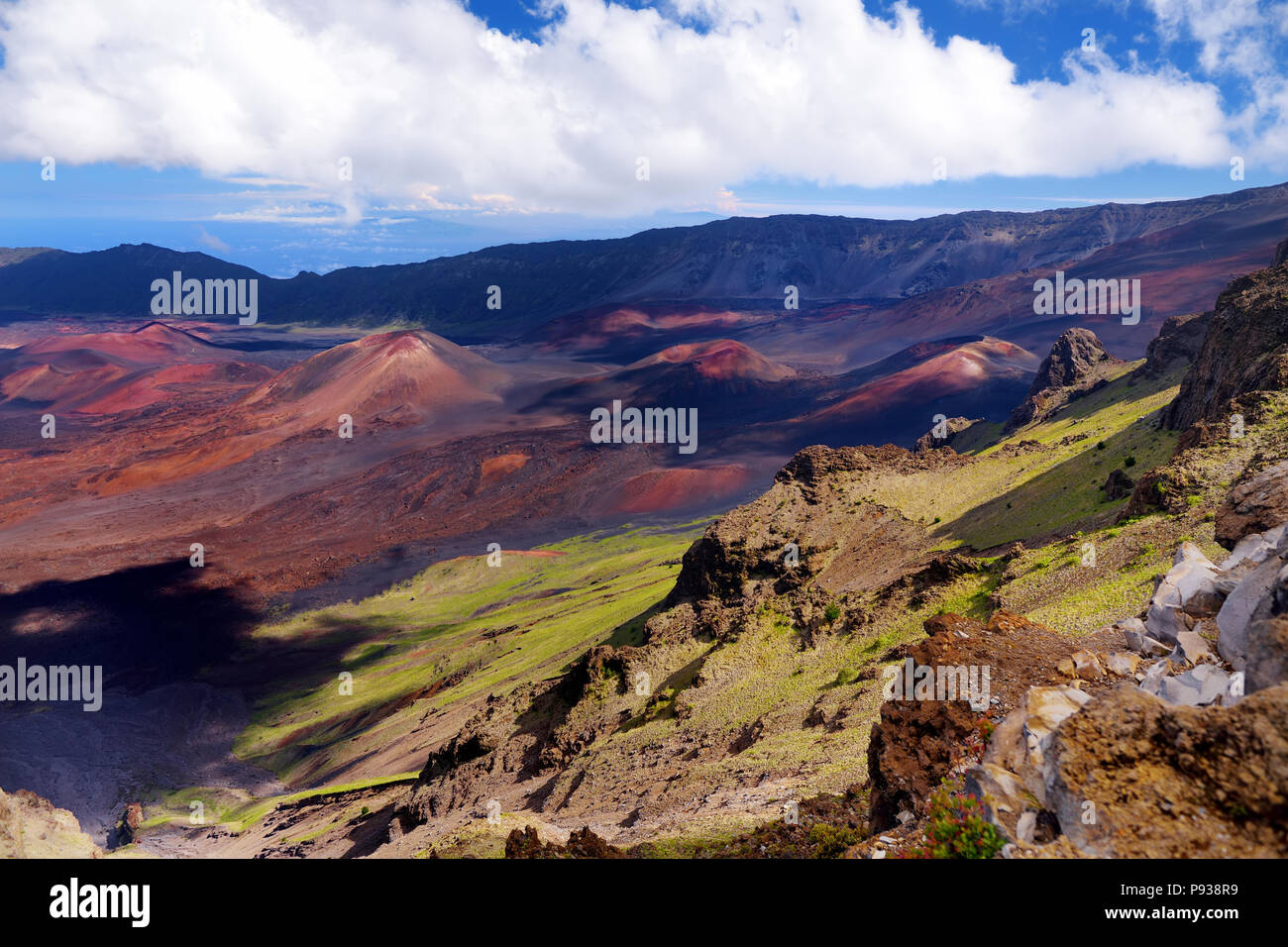 Atemberaubende Landschaft des Haleakala Krater in der Kalahaku am Haleakala Gipfel blicken. Der Blick aus der Vogelperspektive auf den Kraterboden und den Wanderwegen snak Stockfoto